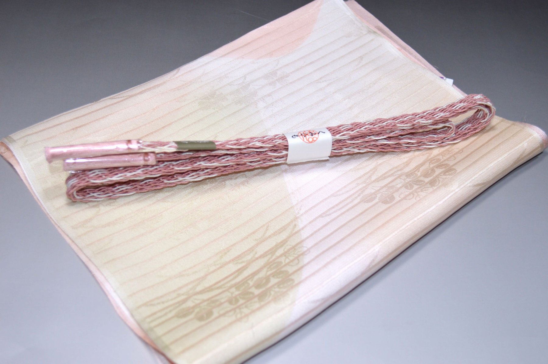 白色帯締め・帯揚げ 日本製帯〆帯揚げ 正装向き帯〆・帯揚げ お買い得帯締め・帯揚げ ゆるぎ帯締め・帯揚げ 夏帯〆・帯揚げ お洒落平帯〆・帯揚げ 特選金帯締め・帯揚げ 長尺の帯〆・帯揚げ お洒落帯締め・帯揚げ 箱入り・帯締め帯揚げ 振り袖帯〆・帯揚げ 紗帯〆・帯揚げセット 夏物の長尺帯〆・帯揚げ 重ね衿セール 100円均一セール会場 舞扇コーナー 小袋帯・半幅帯 プライスダウンSALE 帯・きもの・袴セール 帯締めセールコーナー 帯揚げセール 帯留めセール 三分紐セール 半襟セールコーナー 胴裏・八掛・羽裏・端布 草履・バック・set キモノお手入れグッツ 足袋・肌着セール 和装小物セール 　　素材 絹100％（金糸を除く） 着用可能きもの つむぎ・小紋・小紋訪問着・江戸小紋・色無地 付下げ・訪問着 着用可能帯 名古屋帯（セミフォーマル+カジュアル） 京袋名古屋帯・袋帯 着用時期 単衣時期と夏物時期に利用できます。 金糸なしタイプの帯締めを利用しているので 正装用にもおしゃれ着用にもご利用頂ける品物です。 関連商品 ネットショップ最大級センダイヤの 帯締め・帯揚げセットコーナー 備考 基本的に難なしの品物となっておりますが 糸浮き等の不具合はある可能性がございますので 予めご了承ください。 大シミ、欠陥があった場合 一週間以内のお品の場合のみ 返品対応させていただきます。 ※一週間を過ぎた場合は対応できかねます。 ディスプレイ、撮影時のカメラの関係上 画像と実物の色が多少 異なる可能性がございます。 ご購入後のお色が異なる等のキャンセルは お断りしておりますので気になる方は ご購入前に必ずご質問ください。