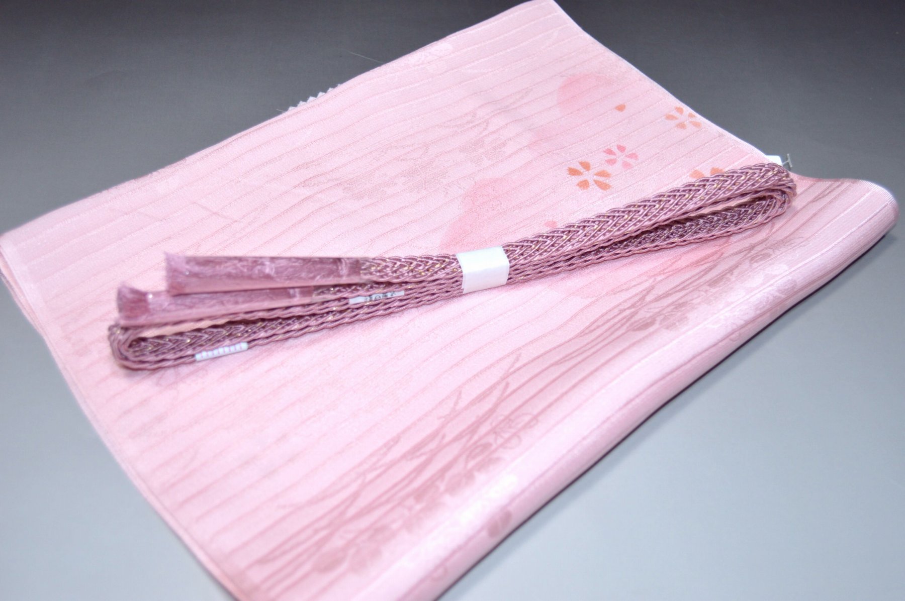 白色帯締め・帯揚げ 日本製帯〆帯揚げ 正装向き帯〆・帯揚げ お買い得帯締め・帯揚げ ゆるぎ帯締め・帯揚げ 夏帯〆・帯揚げ お洒落平帯〆・帯揚げ 特選金帯締め・帯揚げ 長尺の帯〆・帯揚げ お洒落帯締め・帯揚げ 箱入り・帯締め帯揚げ 振り袖帯〆・帯揚げ 紗帯〆・帯揚げセット 夏物の長尺帯〆・帯揚げ 重ね衿セール 100円均一セール会場 舞扇コーナー 小袋帯・半幅帯 プライスダウンSALE 帯・きもの・袴セール 帯締めセールコーナー 帯揚げセール 帯留めセール 三分紐セール 半襟セールコーナー 胴裏・八掛・羽裏・端布 草履・バック・set キモノお手入れグッツ 足袋・肌着セール 和装小物セール 　　素材 絹100％（金糸を除く） 着用可能きもの つむぎ・小紋・小紋訪問着・江戸小紋・色無地 付下げ・訪問着 着用可能帯 名古屋帯（セミフォーマル+カジュアル） 京袋名古屋帯・袋帯 着用時期 単衣時期と夏物時期に利用できます。 金糸なしタイプの帯締めを利用しているので 正装用にもおしゃれ着用にもご利用頂ける品物です。 関連商品 ネットショップ最大級センダイヤの 帯締め・帯揚げセットコーナー 備考 基本的に難なしの品物となっておりますが 糸浮き等の不具合はある可能性がございますので 予めご了承ください。 大シミ、欠陥があった場合 一週間以内のお品の場合のみ 返品対応させていただきます。 ※一週間を過ぎた場合は対応できかねます。 ディスプレイ、撮影時のカメラの関係上 画像と実物の色が多少 異なる可能性がございます。 ご購入後のお色が異なる等のキャンセルは お断りしておりますので気になる方は ご購入前に必ずご質問ください。