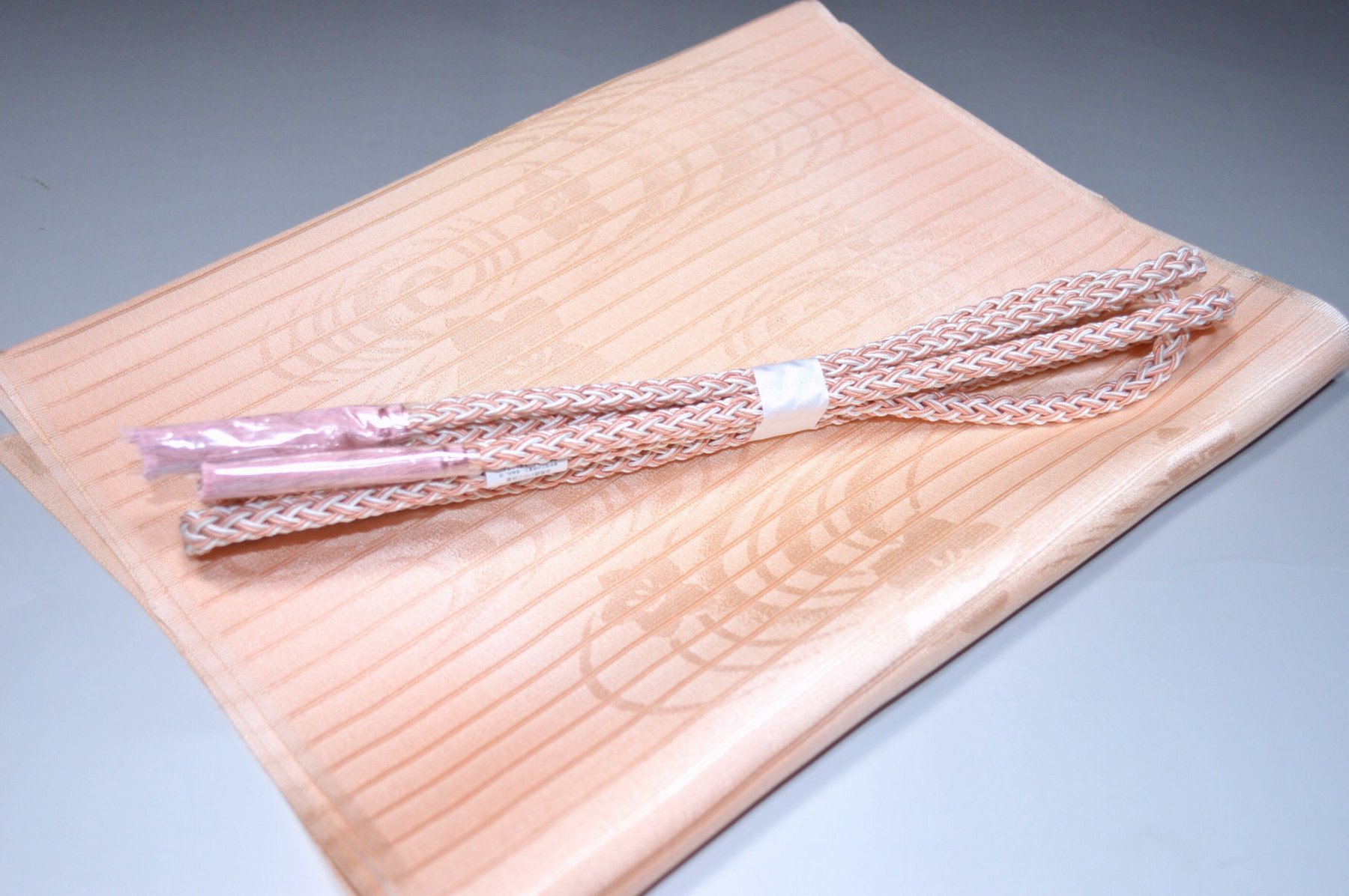 白色帯締め・帯揚げ 日本製帯〆帯揚げ 正装向き帯〆・帯揚げ お買い得帯締め・帯揚げ ゆるぎ帯締め・帯揚げ 夏帯〆・帯揚げ お洒落平帯〆・帯揚げ 特選金帯締め・帯揚げ 長尺の帯〆・帯揚げ お洒落帯締め・帯揚げ 箱入り・帯締め帯揚げ 振り袖帯〆・帯揚げ 紗帯〆・帯揚げセット 夏物の長尺帯〆・帯揚げ 重ね衿セール 100円均一セール会場 舞扇コーナー 小袋帯・半幅帯 プライスダウンSALE 帯・きもの・袴セール 帯締めセールコーナー 帯揚げセール 帯留めセール 三分紐セール 半襟セールコーナー 胴裏・八掛・羽裏・端布 草履・バック・set キモノお手入れグッツ 足袋・肌着セール 和装小物セール 　　素材 絹100％（金糸を除く） 着用可能きもの つむぎ・小紋・小紋訪問着・江戸小紋・色無地 付下げ・訪問着 着用可能帯 名古屋帯（セミフォーマル+カジュアル） 京袋名古屋帯・袋帯 着用時期 単衣時期と夏物時期に利用できます。 金糸なしタイプの帯締めを利用しているので 正装用にもおしゃれ着用にもご利用頂ける品物です。 関連商品 ネットショップ最大級センダイヤの 帯締め・帯揚げセットコーナー 備考 基本的に難なしの品物となっておりますが 糸浮き等の不具合はある可能性がございますので 予めご了承ください。 大シミ、欠陥があった場合 一週間以内のお品の場合のみ 返品対応させていただきます。 ※一週間を過ぎた場合は対応できかねます。 ディスプレイ、撮影時のカメラの関係上 画像と実物の色が多少 異なる可能性がございます。 ご購入後のお色が異なる等のキャンセルは お断りしておりますので気になる方は ご購入前に必ずご質問ください。