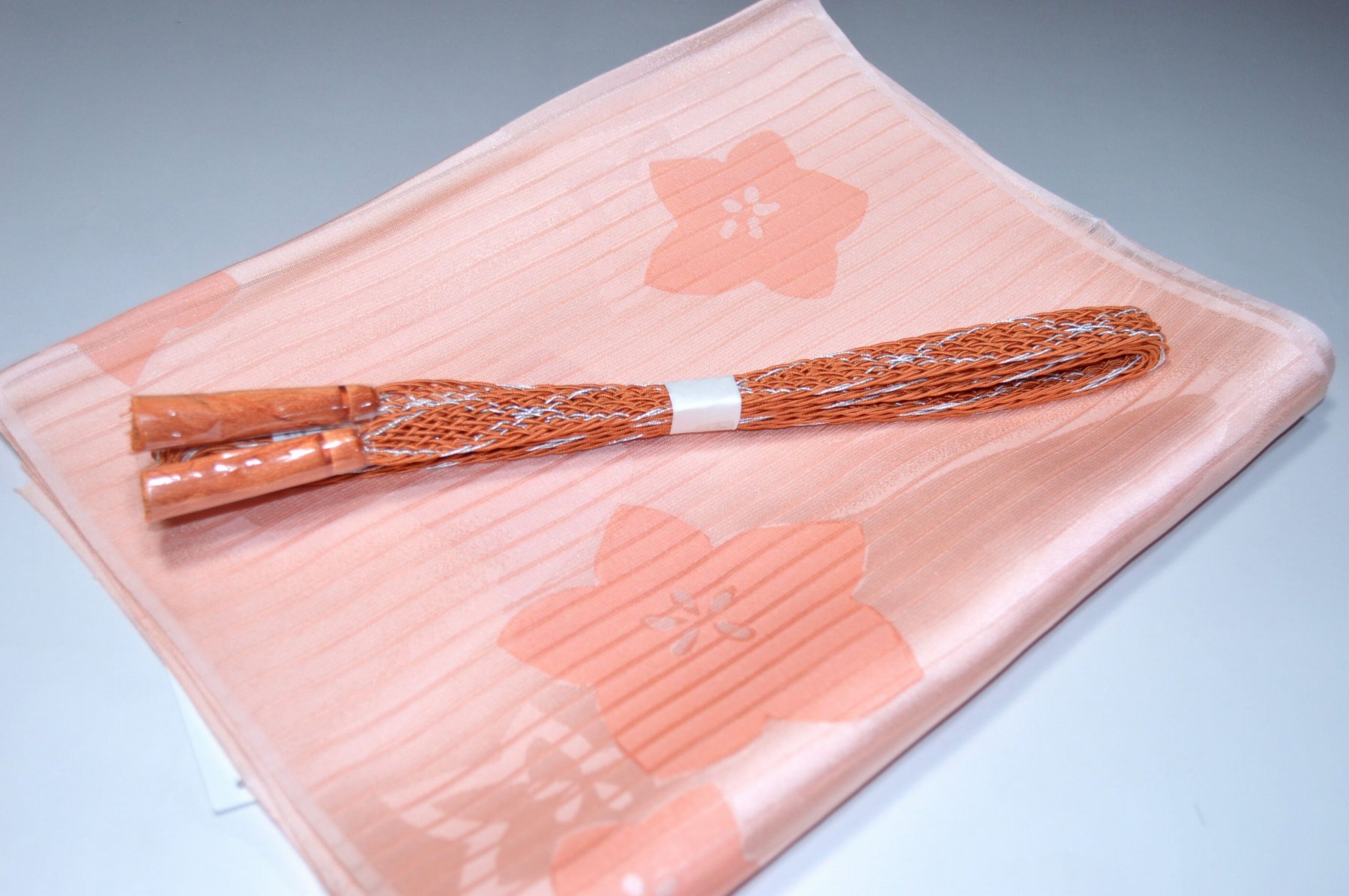 白色帯締め・帯揚げ 日本製帯〆帯揚げ 正装向き帯〆・帯揚げ お買い得帯締め・帯揚げ ゆるぎ帯締め・帯揚げ 夏帯〆・帯揚げ お洒落平帯〆・帯揚げ 特選金帯締め・帯揚げ 長尺の帯〆・帯揚げ お洒落帯締め・帯揚げ 箱入り・帯締め帯揚げ 振り袖帯〆・帯揚げ 紗帯〆・帯揚げセット 夏物の長尺帯〆・帯揚げ 重ね衿セール 100円均一セール会場 舞扇コーナー 小袋帯・半幅帯 プライスダウンSALE 帯・きもの・袴セール 帯締めセールコーナー 帯揚げセール 帯留めセール 三分紐セール 半襟セールコーナー 胴裏・八掛・羽裏・端布 草履・バック・set キモノお手入れグッツ 足袋・肌着セール 和装小物セール 　　素材 絹100％（金糸を除く） 着用可能きもの つむぎ・小紋・小紋訪問着・江戸小紋・色無地 付下げ・訪問着 着用可能帯 名古屋帯（セミフォーマル+カジュアル） 京袋名古屋帯・袋帯 着用時期 単衣時期と夏物時期に利用できます。 金糸なしタイプの帯締めを利用しているので 正装用にもおしゃれ着用にもご利用頂ける品物です。 関連商品 ネットショップ最大級センダイヤの 帯締め・帯揚げセットコーナー 備考 基本的に難なしの品物となっておりますが 糸浮き等の不具合はある可能性がございますので 予めご了承ください。 大シミ、欠陥があった場合 一週間以内のお品の場合のみ 返品対応させていただきます。 ※一週間を過ぎた場合は対応できかねます。 ディスプレイ、撮影時のカメラの関係上 画像と実物の色が多少 異なる可能性がございます。 ご購入後のお色が異なる等のキャンセルは お断りしておりますので気になる方は ご購入前に必ずご質問ください。