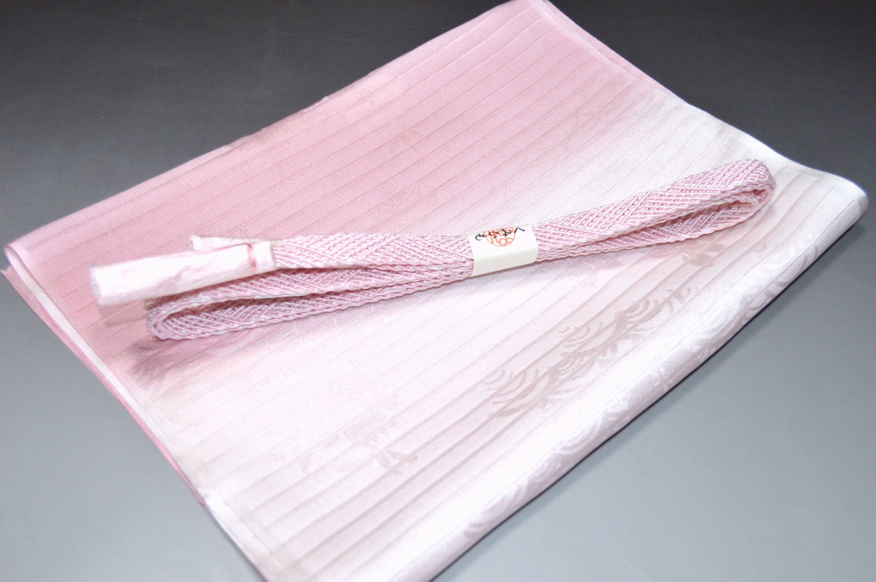白色帯締め・帯揚げ 日本製帯〆帯揚げ 正装向き帯〆・帯揚げ お買い得帯締め・帯揚げ ゆるぎ帯締め・帯揚げ 夏帯〆・帯揚げ お洒落平帯〆・帯揚げ 特選金帯締め・帯揚げ 長尺の帯〆・帯揚げ お洒落帯締め・帯揚げ 箱入り・帯締め帯揚げ 振り袖帯〆・帯揚げ 紗帯〆・帯揚げセット 夏物の長尺帯〆・帯揚げ 重ね衿セール 100円均一セール会場 舞扇コーナー 小袋帯・半幅帯 プライスダウンSALE 帯・きもの・袴セール 帯締めセールコーナー 帯揚げセール 帯留めセール 三分紐セール 半襟セールコーナー 胴裏・八掛・羽裏・端布 草履・バック・set キモノお手入れグッツ 足袋・肌着セール 和装小物セール 　　素材 絹100％（金糸を除く） 着用可能きもの つむぎ・小紋・小紋訪問着・江戸小紋・色無地 付下げ・訪問着 着用可能帯 名古屋帯（セミフォーマル+カジュアル） 京袋名古屋帯・袋帯 着用時期 単衣時期と夏物時期に利用できます。 金糸なしタイプの帯締めを利用しているので 正装用にもおしゃれ着用にもご利用頂ける品物です。 関連商品 ネットショップ最大級センダイヤの 帯締め・帯揚げセットコーナー 備考 基本的に難なしの品物となっておりますが 糸浮き等の不具合はある可能性がございますので 予めご了承ください。 大シミ、欠陥があった場合 一週間以内のお品の場合のみ 返品対応させていただきます。 ※一週間を過ぎた場合は対応できかねます。 ディスプレイ、撮影時のカメラの関係上 画像と実物の色が多少 異なる可能性がございます。 ご購入後のお色が異なる等のキャンセルは お断りしておりますので気になる方は ご購入前に必ずご質問ください。
