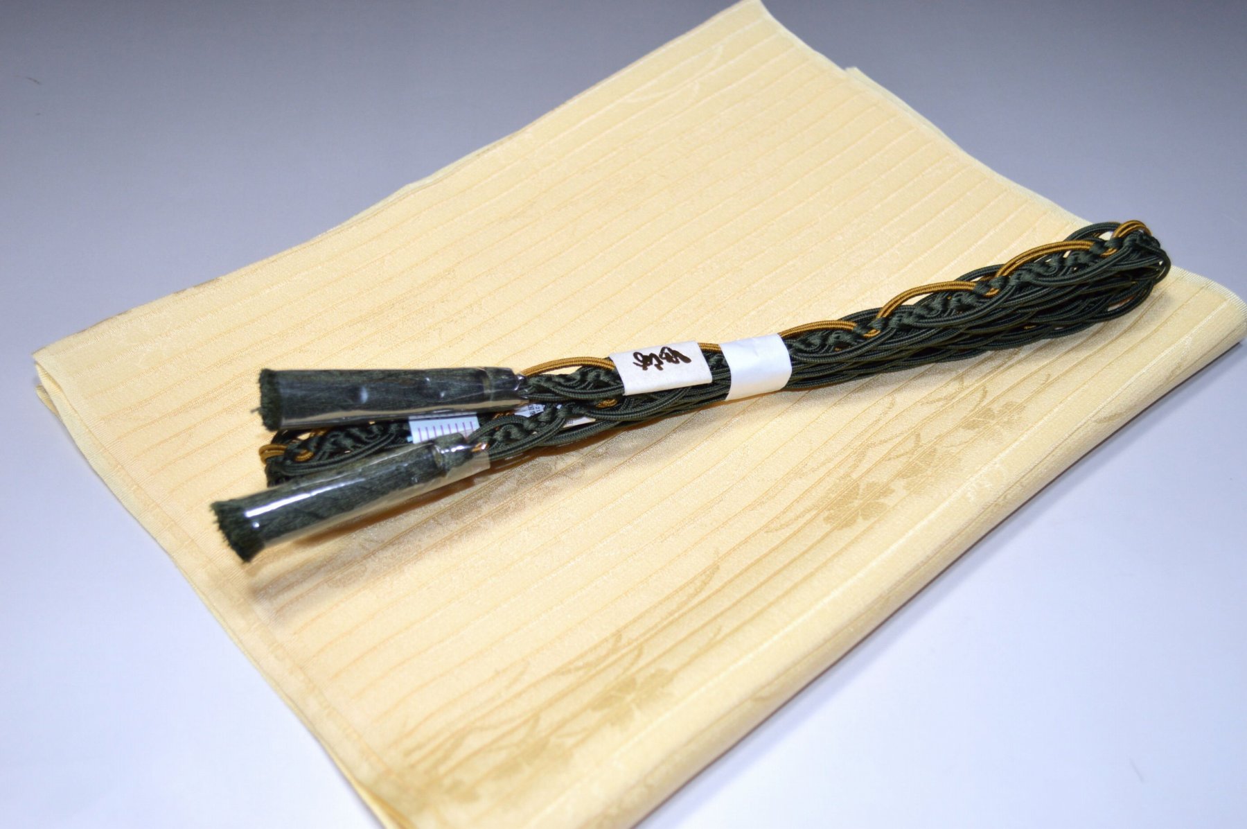 白色帯締め・帯揚げ 日本製帯〆帯揚げ 正装向き帯〆・帯揚げ お買い得帯締め・帯揚げ ゆるぎ帯締め・帯揚げ 夏帯〆・帯揚げ お洒落平帯〆・帯揚げ 特選金帯締め・帯揚げ 長尺の帯〆・帯揚げ お洒落帯締め・帯揚げ 箱入り・帯締め帯揚げ 振り袖帯〆・帯揚げ 紗帯〆・帯揚げセット 夏物の長尺帯〆・帯揚げ 重ね衿セール 100円均一セール会場 舞扇コーナー 小袋帯・半幅帯 プライスダウンSALE 帯・きもの・袴セール 帯締めセールコーナー 帯揚げセール 帯留めセール 三分紐セール 半襟セールコーナー 胴裏・八掛・羽裏・端布 草履・バック・set キモノお手入れグッツ 足袋・肌着セール 和装小物セール 　　素材 絹100％（金糸を除く） 着用可能きもの つむぎ・小紋・小紋訪問着・江戸小紋・色無地 付下げ・訪問着 着用可能帯 名古屋帯（セミフォーマル+カジュアル） 京袋名古屋帯・袋帯 着用時期 単衣時期と夏物時期に利用できます。 金糸なしタイプの帯締めを利用しているので 正装用にもおしゃれ着用にもご利用頂ける品物です。 関連商品 ネットショップ最大級センダイヤの 帯締め・帯揚げセットコーナー 備考 基本的に難なしの品物となっておりますが 糸浮き等の不具合はある可能性がございますので 予めご了承ください。 大シミ、欠陥があった場合 一週間以内のお品の場合のみ 返品対応させていただきます。 ※一週間を過ぎた場合は対応できかねます。 ディスプレイ、撮影時のカメラの関係上 画像と実物の色が多少 異なる可能性がございます。 ご購入後のお色が異なる等のキャンセルは お断りしておりますので気になる方は ご購入前に必ずご質問ください。