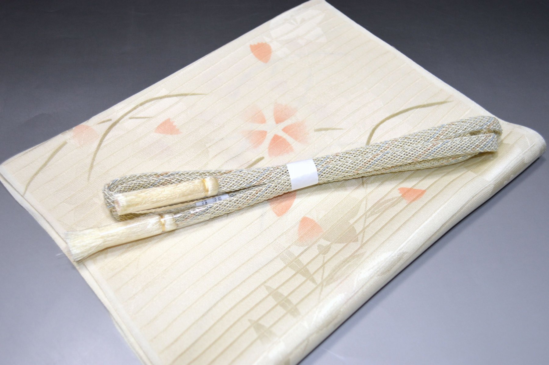 白色帯締め・帯揚げ 日本製帯〆帯揚げ 正装向き帯〆・帯揚げ お買い得帯締め・帯揚げ ゆるぎ帯締め・帯揚げ 夏帯〆・帯揚げ お洒落平帯〆・帯揚げ 特選金帯締め・帯揚げ 長尺の帯〆・帯揚げ お洒落帯締め・帯揚げ 箱入り・帯締め帯揚げ 振り袖帯〆・帯揚げ 紗帯〆・帯揚げセット 夏物の長尺帯〆・帯揚げ 重ね衿セール 100円均一セール会場 舞扇コーナー 小袋帯・半幅帯 プライスダウンSALE 帯・きもの・袴セール 帯締めセールコーナー 帯揚げセール 帯留めセール 三分紐セール 半襟セールコーナー 胴裏・八掛・羽裏・端布 草履・バック・set キモノお手入れグッツ 足袋・肌着セール 和装小物セール 　　素材 絹100％（金糸を除く） 着用可能きもの つむぎ・小紋・小紋訪問着・江戸小紋・色無地 付下げ・訪問着 着用可能帯 名古屋帯（セミフォーマル+カジュアル） 京袋名古屋帯・袋帯 着用時期 単衣時期と夏物時期に利用できます。 金糸なしタイプの帯締めを利用しているので 正装用にもおしゃれ着用にもご利用頂ける品物です。 関連商品 ネットショップ最大級センダイヤの 帯締め・帯揚げセットコーナー 備考 基本的に難なしの品物となっておりますが 糸浮き等の不具合はある可能性がございますので 予めご了承ください。 大シミ、欠陥があった場合 一週間以内のお品の場合のみ 返品対応させていただきます。 ※一週間を過ぎた場合は対応できかねます。 ディスプレイ、撮影時のカメラの関係上 画像と実物の色が多少 異なる可能性がございます。 ご購入後のお色が異なる等のキャンセルは お断りしておりますので気になる方は ご購入前に必ずご質問ください。