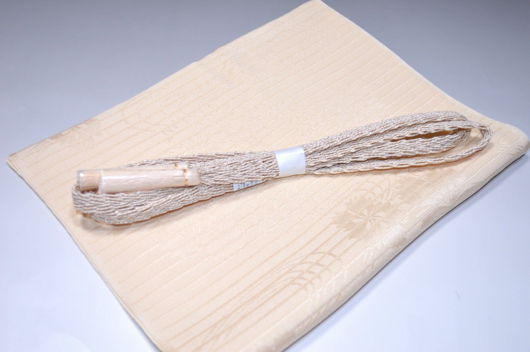 白色帯締め・帯揚げ 日本製帯〆帯揚げ 正装向き帯〆・帯揚げ お買い得帯締め・帯揚げ ゆるぎ帯締め・帯揚げ 夏帯〆・帯揚げ お洒落平帯〆・帯揚げ 特選金帯締め・帯揚げ 長尺の帯〆・帯揚げ お洒落帯締め・帯揚げ 箱入り・帯締め帯揚げ 振り袖帯〆・帯揚げ 紗帯〆・帯揚げセット 夏物の長尺帯〆・帯揚げ 重ね衿セール 100円均一セール会場 舞扇コーナー 小袋帯・半幅帯 プライスダウンSALE 帯・きもの・袴セール 帯締めセールコーナー 帯揚げセール 帯留めセール 三分紐セール 半襟セールコーナー 胴裏・八掛・羽裏・端布 草履・バック・set キモノお手入れグッツ 足袋・肌着セール 和装小物セール 　　素材 絹100％（金糸を除く） 着用可能きもの つむぎ・小紋・小紋訪問着・江戸小紋・色無地 付下げ・訪問着 着用可能帯 名古屋帯（セミフォーマル+カジュアル） 京袋名古屋帯・袋帯 着用時期 単衣時期と夏物時期に利用できます。 金糸なしタイプの帯締めを利用しているので 正装用にもおしゃれ着用にもご利用頂ける品物です。 関連商品 ネットショップ最大級センダイヤの 帯締め・帯揚げセットコーナー 備考 基本的に難なしの品物となっておりますが 糸浮き等の不具合はある可能性がございますので 予めご了承ください。 大シミ、欠陥があった場合 一週間以内のお品の場合のみ 返品対応させていただきます。 ※一週間を過ぎた場合は対応できかねます。 ディスプレイ、撮影時のカメラの関係上 画像と実物の色が多少 異なる可能性がございます。 ご購入後のお色が異なる等のキャンセルは お断りしておりますので気になる方は ご購入前に必ずご質問ください。