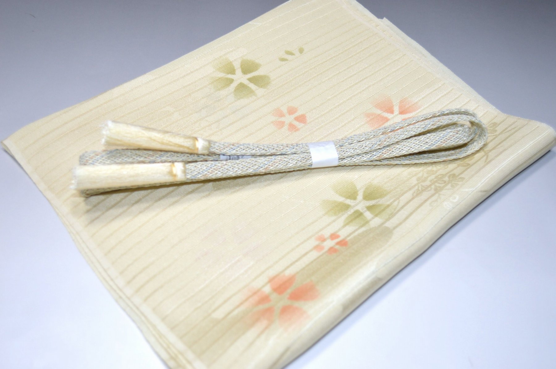 白色帯締め・帯揚げ 日本製帯〆帯揚げ 正装向き帯〆・帯揚げ お買い得帯締め・帯揚げ ゆるぎ帯締め・帯揚げ 夏帯〆・帯揚げ お洒落平帯〆・帯揚げ 特選金帯締め・帯揚げ 長尺の帯〆・帯揚げ お洒落帯締め・帯揚げ 箱入り・帯締め帯揚げ 振り袖帯〆・帯揚げ 紗帯〆・帯揚げセット 夏物の長尺帯〆・帯揚げ 重ね衿セール 100円均一セール会場 舞扇コーナー 小袋帯・半幅帯 プライスダウンSALE 帯・きもの・袴セール 帯締めセールコーナー 帯揚げセール 帯留めセール 三分紐セール 半襟セールコーナー 胴裏・八掛・羽裏・端布 草履・バック・set キモノお手入れグッツ 足袋・肌着セール 和装小物セール 　　素材 絹100％（金糸を除く） 着用可能きもの つむぎ・小紋・小紋訪問着・江戸小紋・色無地 付下げ・訪問着 着用可能帯 名古屋帯（セミフォーマル+カジュアル） 京袋名古屋帯・袋帯 着用時期 単衣時期と夏物時期に利用できます。 金糸なしタイプの帯締めを利用しているので 正装用にもおしゃれ着用にもご利用頂ける品物です。 関連商品 ネットショップ最大級センダイヤの 帯締め・帯揚げセットコーナー 備考 基本的に難なしの品物となっておりますが 糸浮き等の不具合はある可能性がございますので 予めご了承ください。 大シミ、欠陥があった場合 一週間以内のお品の場合のみ 返品対応させていただきます。 ※一週間を過ぎた場合は対応できかねます。 ディスプレイ、撮影時のカメラの関係上 画像と実物の色が多少 異なる可能性がございます。 ご購入後のお色が異なる等のキャンセルは お断りしておりますので気になる方は ご購入前に必ずご質問ください。