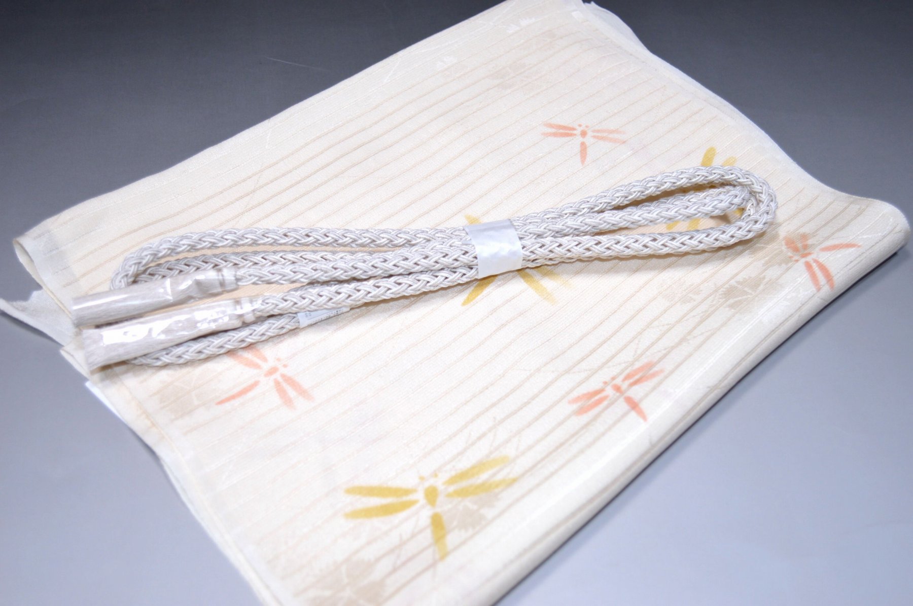白色帯締め・帯揚げ 日本製帯〆帯揚げ 正装向き帯〆・帯揚げ お買い得帯締め・帯揚げ ゆるぎ帯締め・帯揚げ 夏帯〆・帯揚げ お洒落平帯〆・帯揚げ 特選金帯締め・帯揚げ 長尺の帯〆・帯揚げ お洒落帯締め・帯揚げ 箱入り・帯締め帯揚げ 振り袖帯〆・帯揚げ 紗帯〆・帯揚げセット 夏物の長尺帯〆・帯揚げ 重ね衿セール 100円均一セール会場 舞扇コーナー 小袋帯・半幅帯 プライスダウンSALE 帯・きもの・袴セール 帯締めセールコーナー 帯揚げセール 帯留めセール 三分紐セール 半襟セールコーナー 胴裏・八掛・羽裏・端布 草履・バック・set キモノお手入れグッツ 足袋・肌着セール 和装小物セール 　　素材 絹100％（金糸を除く） 着用可能きもの つむぎ・小紋・小紋訪問着・江戸小紋・色無地 付下げ・訪問着 着用可能帯 名古屋帯（セミフォーマル+カジュアル） 京袋名古屋帯・袋帯 着用時期 単衣時期と夏物時期に利用できます。 金糸なしタイプの帯締めを利用しているので 正装用にもおしゃれ着用にもご利用頂ける品物です。 関連商品 ネットショップ最大級センダイヤの 帯締め・帯揚げセットコーナー 備考 基本的に難なしの品物となっておりますが 糸浮き等の不具合はある可能性がございますので 予めご了承ください。 大シミ、欠陥があった場合 一週間以内のお品の場合のみ 返品対応させていただきます。 ※一週間を過ぎた場合は対応できかねます。 ディスプレイ、撮影時のカメラの関係上 画像と実物の色が多少 異なる可能性がございます。 ご購入後のお色が異なる等のキャンセルは お断りしておりますので気になる方は ご購入前に必ずご質問ください。