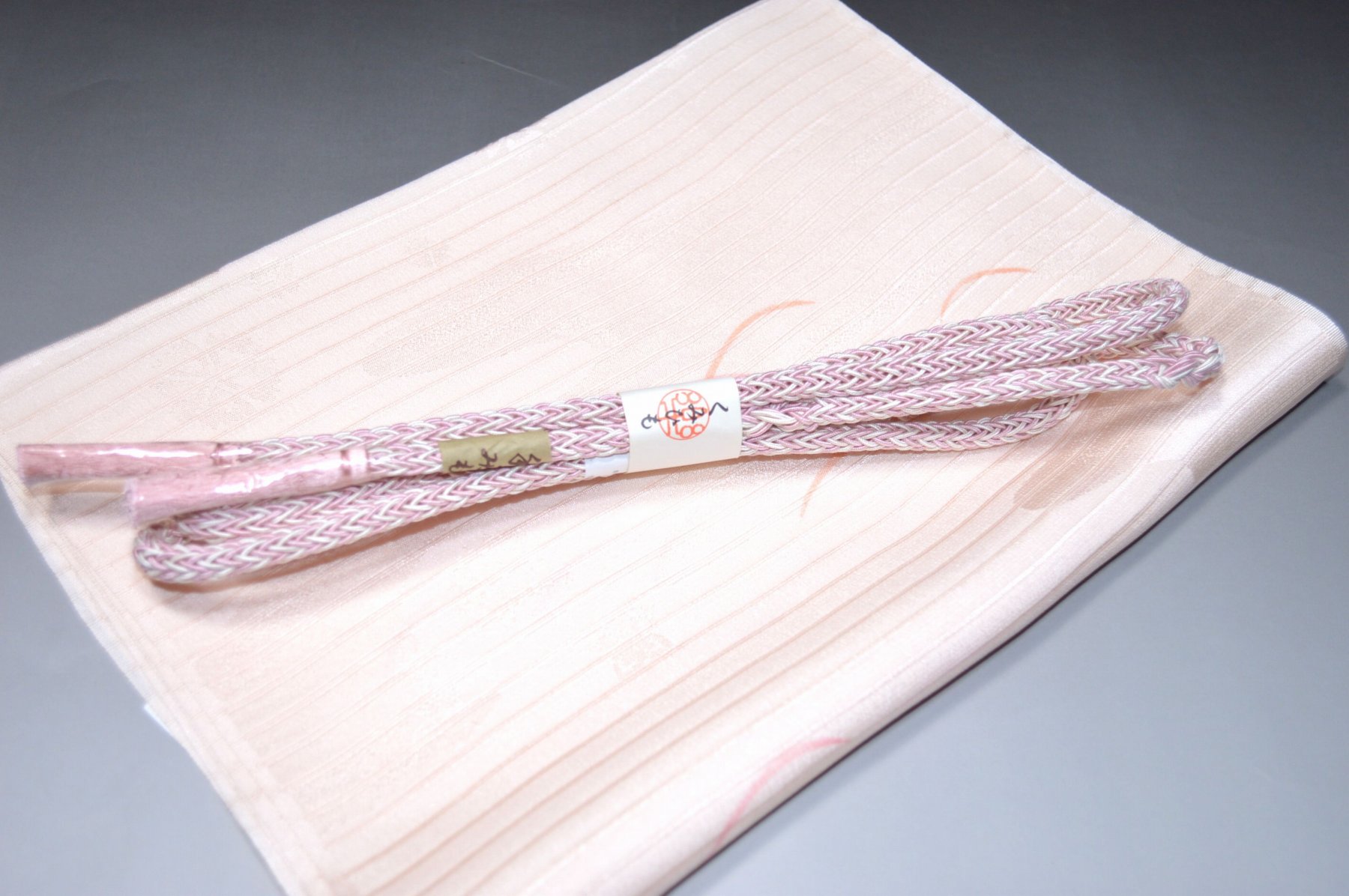 白色帯締め・帯揚げ 日本製帯〆帯揚げ 正装向き帯〆・帯揚げ お買い得帯締め・帯揚げ ゆるぎ帯締め・帯揚げ 夏帯〆・帯揚げ お洒落平帯〆・帯揚げ 特選金帯締め・帯揚げ 長尺の帯〆・帯揚げ お洒落帯締め・帯揚げ 箱入り・帯締め帯揚げ 振り袖帯〆・帯揚げ 紗帯〆・帯揚げセット 夏物の長尺帯〆・帯揚げ 重ね衿セール 100円均一セール会場 舞扇コーナー 小袋帯・半幅帯 プライスダウンSALE 帯・きもの・袴セール 帯締めセールコーナー 帯揚げセール 帯留めセール 三分紐セール 半襟セールコーナー 胴裏・八掛・羽裏・端布 草履・バック・set キモノお手入れグッツ 足袋・肌着セール 和装小物セール 　　素材 絹100％（金糸を除く） 着用可能きもの つむぎ・小紋・小紋訪問着・江戸小紋・色無地 付下げ・訪問着 着用可能帯 名古屋帯（セミフォーマル+カジュアル） 京袋名古屋帯・袋帯 着用時期 単衣時期と夏物時期に利用できます。 金糸なしタイプの帯締めを利用しているので 正装用にもおしゃれ着用にもご利用頂ける品物です。 関連商品 ネットショップ最大級センダイヤの 帯締め・帯揚げセットコーナー 備考 基本的に難なしの品物となっておりますが 糸浮き等の不具合はある可能性がございますので 予めご了承ください。 大シミ、欠陥があった場合 一週間以内のお品の場合のみ 返品対応させていただきます。 ※一週間を過ぎた場合は対応できかねます。 ディスプレイ、撮影時のカメラの関係上 画像と実物の色が多少 異なる可能性がございます。 ご購入後のお色が異なる等のキャンセルは お断りしておりますので気になる方は ご購入前に必ずご質問ください。