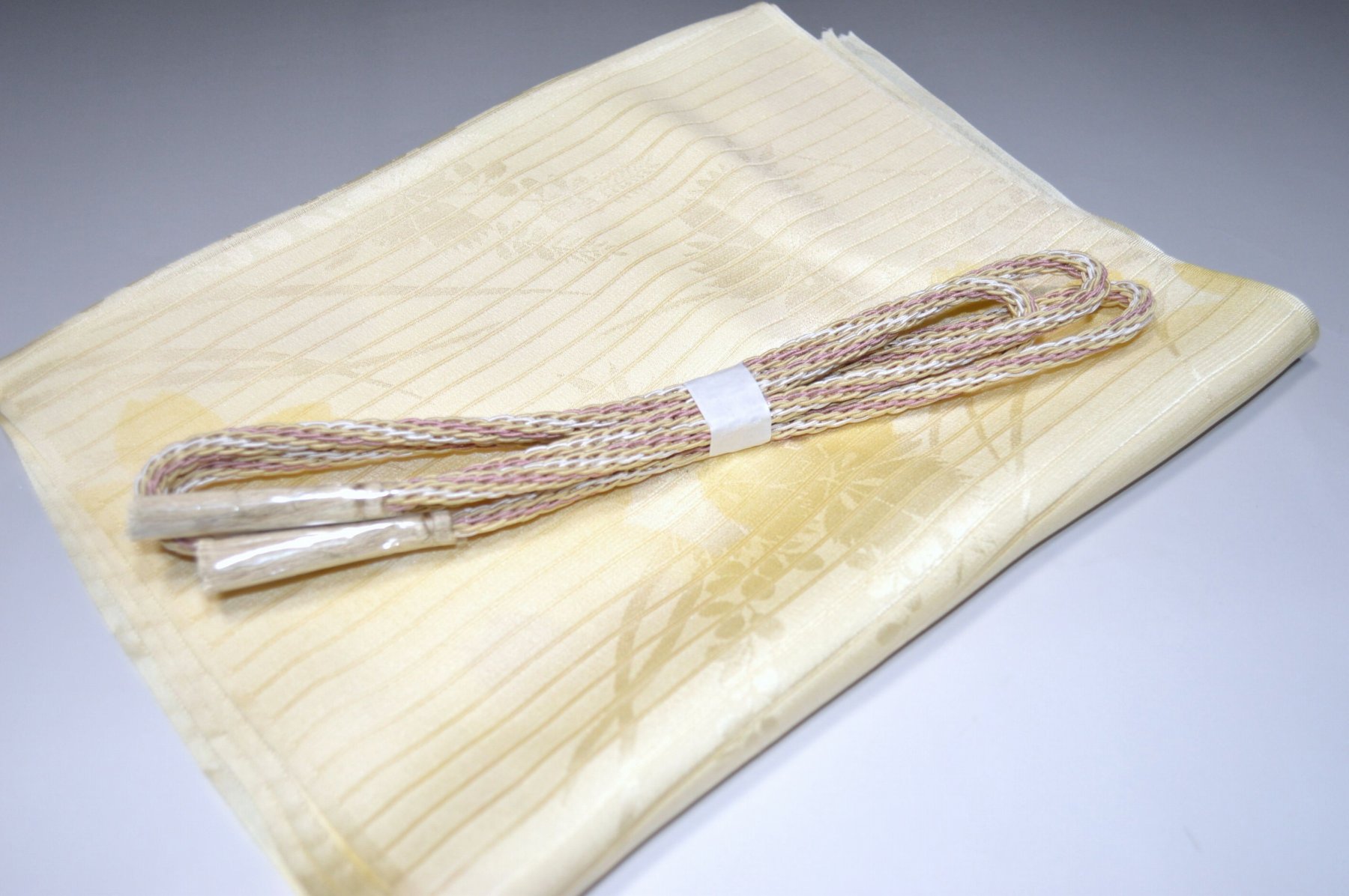 白色帯締め・帯揚げ 日本製帯〆帯揚げ 正装向き帯〆・帯揚げ お買い得帯締め・帯揚げ ゆるぎ帯締め・帯揚げ 夏帯〆・帯揚げ お洒落平帯〆・帯揚げ 特選金帯締め・帯揚げ 長尺の帯〆・帯揚げ お洒落帯締め・帯揚げ 箱入り・帯締め帯揚げ 振り袖帯〆・帯揚げ 紗帯〆・帯揚げセット 夏物の長尺帯〆・帯揚げ 重ね衿セール 100円均一セール会場 舞扇コーナー 小袋帯・半幅帯 プライスダウンSALE 帯・きもの・袴セール 帯締めセールコーナー 帯揚げセール 帯留めセール 三分紐セール 半襟セールコーナー 胴裏・八掛・羽裏・端布 草履・バック・set キモノお手入れグッツ 足袋・肌着セール 和装小物セール 　　素材 絹100％（金糸を除く） 着用可能きもの つむぎ・小紋・小紋訪問着・江戸小紋・色無地 付下げ・訪問着 着用可能帯 名古屋帯（セミフォーマル+カジュアル） 京袋名古屋帯・袋帯 着用時期 単衣時期と夏物時期に利用できます。 金糸なしタイプの帯締めを利用しているので 正装用にもおしゃれ着用にもご利用頂ける品物です。 関連商品 ネットショップ最大級センダイヤの 帯締め・帯揚げセットコーナー 備考 基本的に難なしの品物となっておりますが 糸浮き等の不具合はある可能性がございますので 予めご了承ください。 大シミ、欠陥があった場合 一週間以内のお品の場合のみ 返品対応させていただきます。 ※一週間を過ぎた場合は対応できかねます。 ディスプレイ、撮影時のカメラの関係上 画像と実物の色が多少 異なる可能性がございます。 ご購入後のお色が異なる等のキャンセルは お断りしておりますので気になる方は ご購入前に必ずご質問ください。
