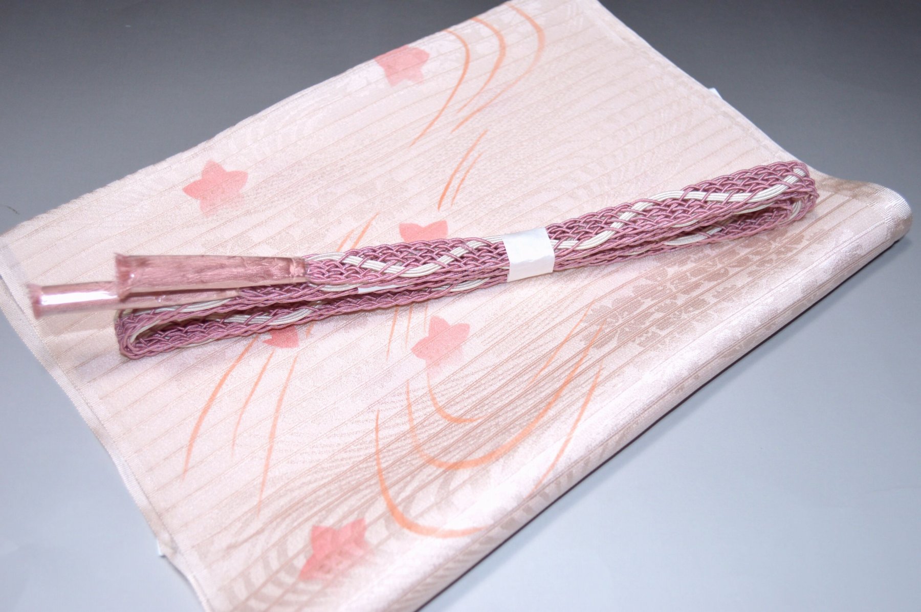 白色帯締め・帯揚げ 日本製帯〆帯揚げ 正装向き帯〆・帯揚げ お買い得帯締め・帯揚げ ゆるぎ帯締め・帯揚げ 夏帯〆・帯揚げ お洒落平帯〆・帯揚げ 特選金帯締め・帯揚げ 長尺の帯〆・帯揚げ お洒落帯締め・帯揚げ 箱入り・帯締め帯揚げ 振り袖帯〆・帯揚げ 紗帯〆・帯揚げセット 夏物の長尺帯〆・帯揚げ 重ね衿セール 100円均一セール会場 舞扇コーナー 小袋帯・半幅帯 プライスダウンSALE 帯・きもの・袴セール 帯締めセールコーナー 帯揚げセール 帯留めセール 三分紐セール 半襟セールコーナー 胴裏・八掛・羽裏・端布 草履・バック・set キモノお手入れグッツ 足袋・肌着セール 和装小物セール 　　素材 絹100％（金糸を除く） 着用可能きもの つむぎ・小紋・小紋訪問着・江戸小紋・色無地 付下げ・訪問着 着用可能帯 名古屋帯（セミフォーマル+カジュアル） 京袋名古屋帯・袋帯 着用時期 単衣時期と夏物時期に利用できます。 金糸なしタイプの帯締めを利用しているので 正装用にもおしゃれ着用にもご利用頂ける品物です。 関連商品 ネットショップ最大級センダイヤの 帯締め・帯揚げセットコーナー 備考 基本的に難なしの品物となっておりますが 糸浮き等の不具合はある可能性がございますので 予めご了承ください。 大シミ、欠陥があった場合 一週間以内のお品の場合のみ 返品対応させていただきます。 ※一週間を過ぎた場合は対応できかねます。 ディスプレイ、撮影時のカメラの関係上 画像と実物の色が多少 異なる可能性がございます。 ご購入後のお色が異なる等のキャンセルは お断りしておりますので気になる方は ご購入前に必ずご質問ください。