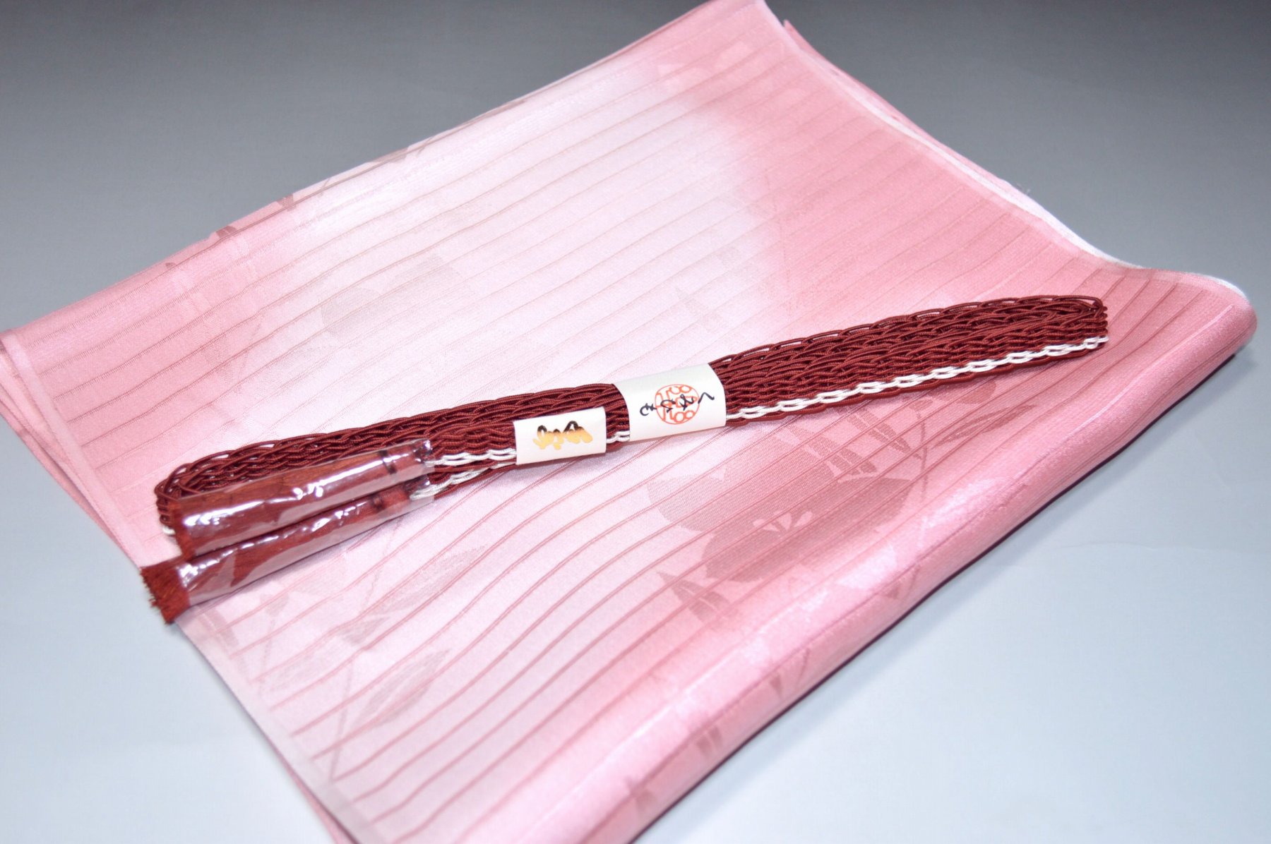 白色帯締め・帯揚げ 日本製帯〆帯揚げ 正装向き帯〆・帯揚げ お買い得帯締め・帯揚げ ゆるぎ帯締め・帯揚げ 夏帯〆・帯揚げ お洒落平帯〆・帯揚げ 特選金帯締め・帯揚げ 長尺の帯〆・帯揚げ お洒落帯締め・帯揚げ 箱入り・帯締め帯揚げ 振り袖帯〆・帯揚げ 紗帯〆・帯揚げセット 夏物の長尺帯〆・帯揚げ 重ね衿セール 100円均一セール会場 舞扇コーナー 小袋帯・半幅帯 プライスダウンSALE 帯・きもの・袴セール 帯締めセールコーナー 帯揚げセール 帯留めセール 三分紐セール 半襟セールコーナー 胴裏・八掛・羽裏・端布 草履・バック・set キモノお手入れグッツ 足袋・肌着セール 和装小物セール 　　素材 絹100％（金糸を除く） 着用可能きもの つむぎ・小紋・小紋訪問着・江戸小紋・色無地 付下げ・訪問着 着用可能帯 名古屋帯（セミフォーマル+カジュアル） 京袋名古屋帯・袋帯 着用時期 単衣時期と夏物時期に利用できます。 金糸なしタイプの帯締めを利用しているので 正装用にもおしゃれ着用にもご利用頂ける品物です。 関連商品 ネットショップ最大級センダイヤの 帯締め・帯揚げセットコーナー 備考 基本的に難なしの品物となっておりますが 糸浮き等の不具合はある可能性がございますので 予めご了承ください。 大シミ、欠陥があった場合 一週間以内のお品の場合のみ 返品対応させていただきます。 ※一週間を過ぎた場合は対応できかねます。 ディスプレイ、撮影時のカメラの関係上 画像と実物の色が多少 異なる可能性がございます。 ご購入後のお色が異なる等のキャンセルは お断りしておりますので気になる方は ご購入前に必ずご質問ください。