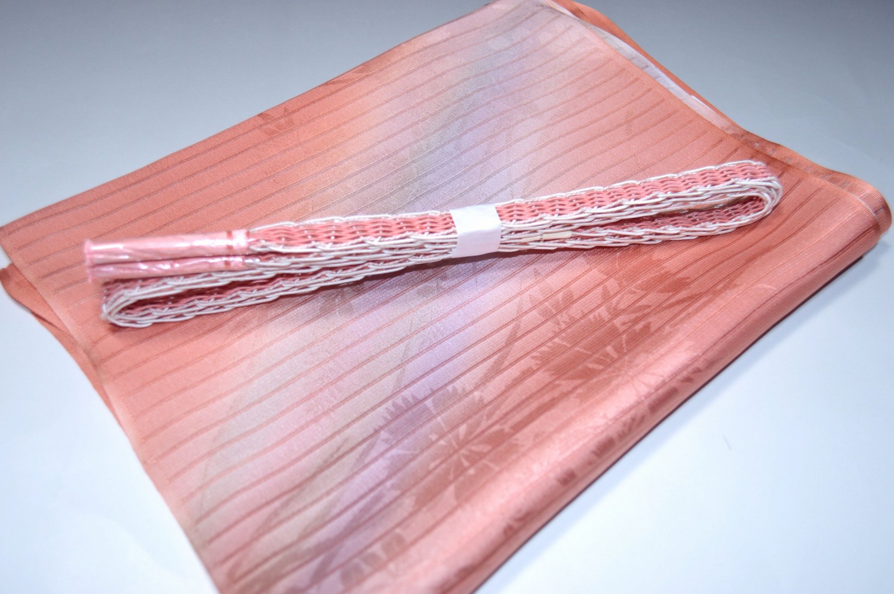 白色帯締め・帯揚げ 日本製帯〆帯揚げ 正装向き帯〆・帯揚げ お買い得帯締め・帯揚げ ゆるぎ帯締め・帯揚げ 夏帯〆・帯揚げ お洒落平帯〆・帯揚げ 特選金帯締め・帯揚げ 長尺の帯〆・帯揚げ お洒落帯締め・帯揚げ 箱入り・帯締め帯揚げ 振り袖帯〆・帯揚げ 紗帯〆・帯揚げセット 夏物の長尺帯〆・帯揚げ 重ね衿セール 100円均一セール会場 舞扇コーナー 小袋帯・半幅帯 プライスダウンSALE 帯・きもの・袴セール 帯締めセールコーナー 帯揚げセール 帯留めセール 三分紐セール 半襟セールコーナー 胴裏・八掛・羽裏・端布 草履・バック・set キモノお手入れグッツ 足袋・肌着セール 和装小物セール 　　素材 絹100％（金糸を除く） 着用可能きもの つむぎ・小紋・小紋訪問着・江戸小紋・色無地 付下げ・訪問着 着用可能帯 名古屋帯（セミフォーマル+カジュアル） 京袋名古屋帯・袋帯 着用時期 単衣時期と夏物時期に利用できます。 金糸なしタイプの帯締めを利用しているので 正装用にもおしゃれ着用にもご利用頂ける品物です。 関連商品 ネットショップ最大級センダイヤの 帯締め・帯揚げセットコーナー 備考 基本的に難なしの品物となっておりますが 糸浮き等の不具合はある可能性がございますので 予めご了承ください。 大シミ、欠陥があった場合 一週間以内のお品の場合のみ 返品対応させていただきます。 ※一週間を過ぎた場合は対応できかねます。 ディスプレイ、撮影時のカメラの関係上 画像と実物の色が多少 異なる可能性がございます。 ご購入後のお色が異なる等のキャンセルは お断りしておりますので気になる方は ご購入前に必ずご質問ください。