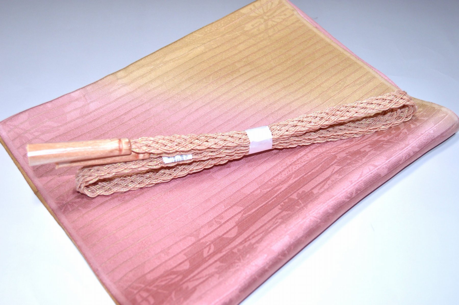 白色帯締め・帯揚げ 日本製帯〆帯揚げ 正装向き帯〆・帯揚げ お買い得帯締め・帯揚げ ゆるぎ帯締め・帯揚げ 夏帯〆・帯揚げ お洒落平帯〆・帯揚げ 特選金帯締め・帯揚げ 長尺の帯〆・帯揚げ お洒落帯締め・帯揚げ 箱入り・帯締め帯揚げ 振り袖帯〆・帯揚げ 紗帯〆・帯揚げセット 夏物の長尺帯〆・帯揚げ 重ね衿セール 100円均一セール会場 舞扇コーナー 小袋帯・半幅帯 プライスダウンSALE 帯・きもの・袴セール 帯締めセールコーナー 帯揚げセール 帯留めセール 三分紐セール 半襟セールコーナー 胴裏・八掛・羽裏・端布 草履・バック・set キモノお手入れグッツ 足袋・肌着セール 和装小物セール 　　素材 絹100％（金糸を除く） 着用可能きもの つむぎ・小紋・小紋訪問着・江戸小紋・色無地 付下げ・訪問着 着用可能帯 名古屋帯（セミフォーマル+カジュアル） 京袋名古屋帯・袋帯 着用時期 単衣時期と夏物時期に利用できます。 金糸なしタイプの帯締めを利用しているので 正装用にもおしゃれ着用にもご利用頂ける品物です。 関連商品 ネットショップ最大級センダイヤの 帯締め・帯揚げセットコーナー 備考 基本的に難なしの品物となっておりますが 糸浮き等の不具合はある可能性がございますので 予めご了承ください。 大シミ、欠陥があった場合 一週間以内のお品の場合のみ 返品対応させていただきます。 ※一週間を過ぎた場合は対応できかねます。 ディスプレイ、撮影時のカメラの関係上 画像と実物の色が多少 異なる可能性がございます。 ご購入後のお色が異なる等のキャンセルは お断りしておりますので気になる方は ご購入前に必ずご質問ください。