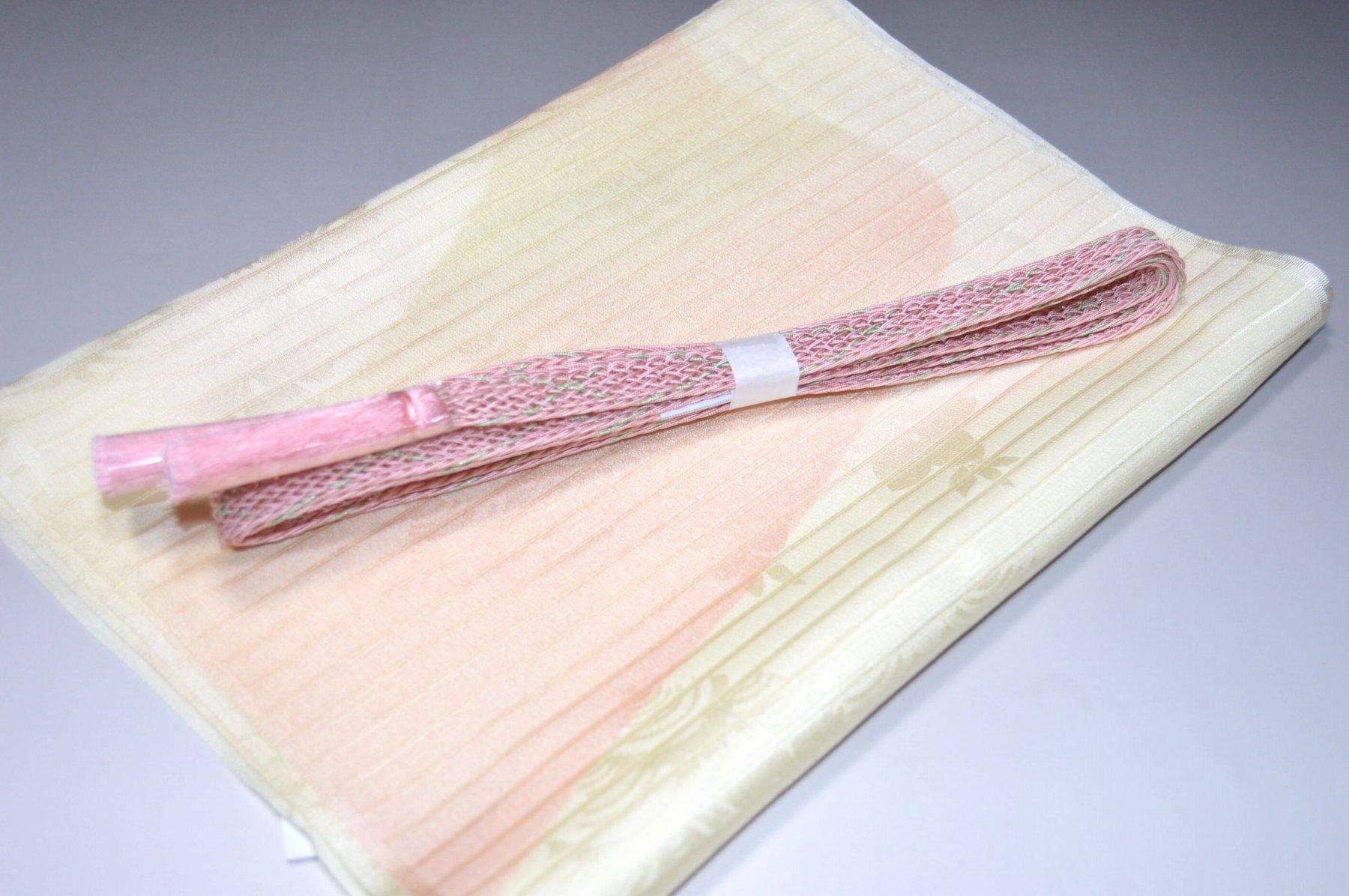 白色帯締め・帯揚げ 日本製帯〆帯揚げ 正装向き帯〆・帯揚げ お買い得帯締め・帯揚げ ゆるぎ帯締め・帯揚げ 夏帯〆・帯揚げ お洒落平帯〆・帯揚げ 特選金帯締め・帯揚げ 長尺の帯〆・帯揚げ お洒落帯締め・帯揚げ 箱入り・帯締め帯揚げ 振り袖帯〆・帯揚げ 紗帯〆・帯揚げセット 夏物の長尺帯〆・帯揚げ 重ね衿セール 100円均一セール会場 舞扇コーナー 小袋帯・半幅帯 プライスダウンSALE 帯・きもの・袴セール 帯締めセールコーナー 帯揚げセール 帯留めセール 三分紐セール 半襟セールコーナー 胴裏・八掛・羽裏・端布 草履・バック・set キモノお手入れグッツ 足袋・肌着セール 和装小物セール 　　素材 絹100％（金糸を除く） 着用可能きもの つむぎ・小紋・小紋訪問着・江戸小紋・色無地 付下げ・訪問着 着用可能帯 名古屋帯（セミフォーマル+カジュアル） 京袋名古屋帯・袋帯 着用時期 単衣時期と夏物時期に利用できます。 金糸なしタイプの帯締めを利用しているので 正装用にもおしゃれ着用にもご利用頂ける品物です。 関連商品 ネットショップ最大級センダイヤの 帯締め・帯揚げセットコーナー 備考 基本的に難なしの品物となっておりますが 糸浮き等の不具合はある可能性がございますので 予めご了承ください。 大シミ、欠陥があった場合 一週間以内のお品の場合のみ 返品対応させていただきます。 ※一週間を過ぎた場合は対応できかねます。 ディスプレイ、撮影時のカメラの関係上 画像と実物の色が多少 異なる可能性がございます。 ご購入後のお色が異なる等のキャンセルは お断りしておりますので気になる方は ご購入前に必ずご質問ください。