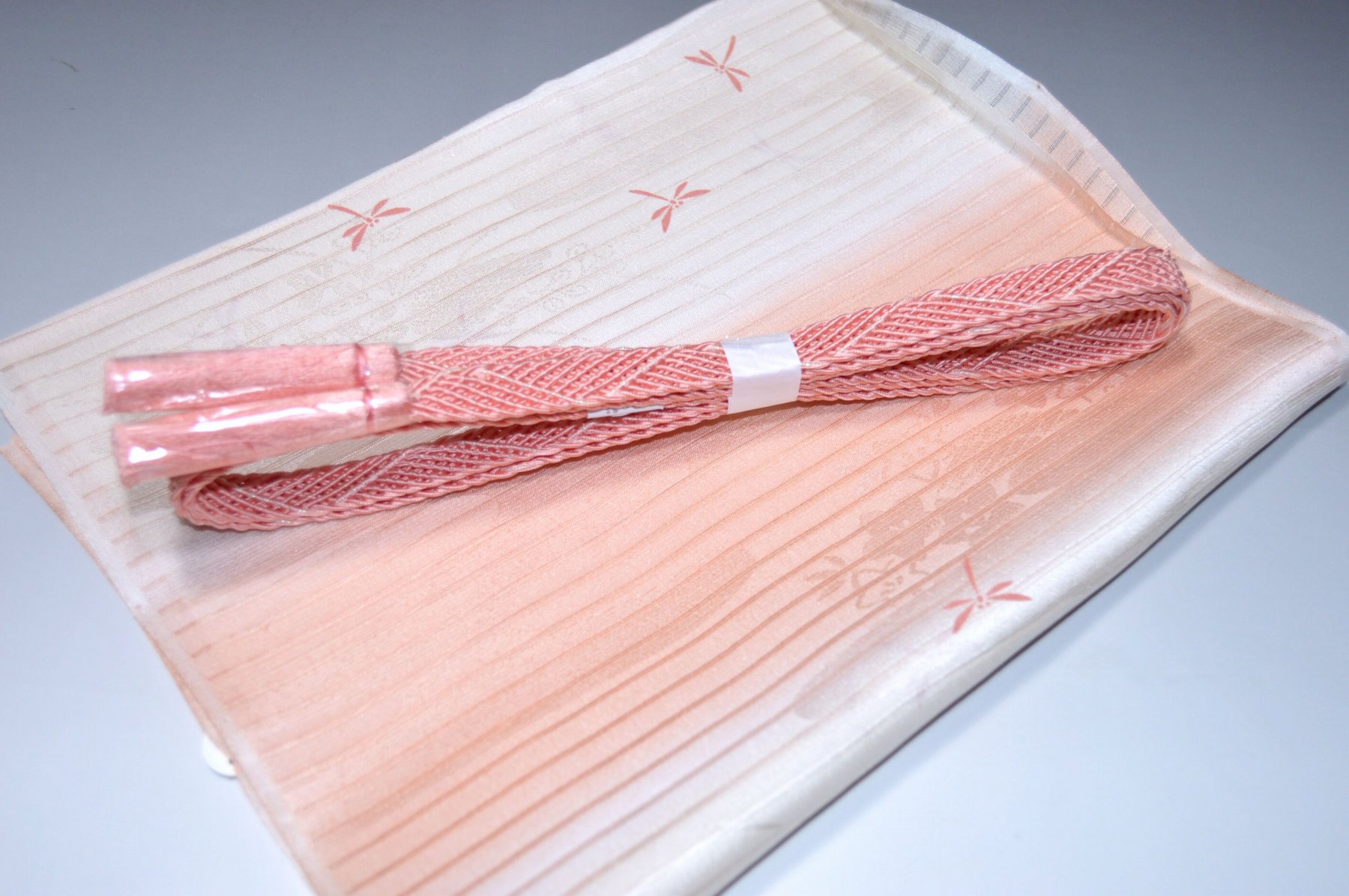 白色帯締め・帯揚げ 日本製帯〆帯揚げ 正装向き帯〆・帯揚げ お買い得帯締め・帯揚げ ゆるぎ帯締め・帯揚げ 夏帯〆・帯揚げ お洒落平帯〆・帯揚げ 特選金帯締め・帯揚げ 長尺の帯〆・帯揚げ お洒落帯締め・帯揚げ 箱入り・帯締め帯揚げ 振り袖帯〆・帯揚げ 紗帯〆・帯揚げセット 夏物の長尺帯〆・帯揚げ 重ね衿セール 100円均一セール会場 舞扇コーナー 小袋帯・半幅帯 プライスダウンSALE 帯・きもの・袴セール 帯締めセールコーナー 帯揚げセール 帯留めセール 三分紐セール 半襟セールコーナー 胴裏・八掛・羽裏・端布 草履・バック・set キモノお手入れグッツ 足袋・肌着セール 和装小物セール 　　素材 絹100％（金糸を除く） 着用可能きもの つむぎ・小紋・小紋訪問着・江戸小紋・色無地 付下げ・訪問着 着用可能帯 名古屋帯（セミフォーマル+カジュアル） 京袋名古屋帯・袋帯 着用時期 単衣時期と夏物時期に利用できます。 金糸なしタイプの帯締めを利用しているので 正装用にもおしゃれ着用にもご利用頂ける品物です。 関連商品 ネットショップ最大級センダイヤの 帯締め・帯揚げセットコーナー 備考 基本的に難なしの品物となっておりますが 糸浮き等の不具合はある可能性がございますので 予めご了承ください。 大シミ、欠陥があった場合 一週間以内のお品の場合のみ 返品対応させていただきます。 ※一週間を過ぎた場合は対応できかねます。 ディスプレイ、撮影時のカメラの関係上 画像と実物の色が多少 異なる可能性がございます。 ご購入後のお色が異なる等のキャンセルは お断りしておりますので気になる方は ご購入前に必ずご質問ください。