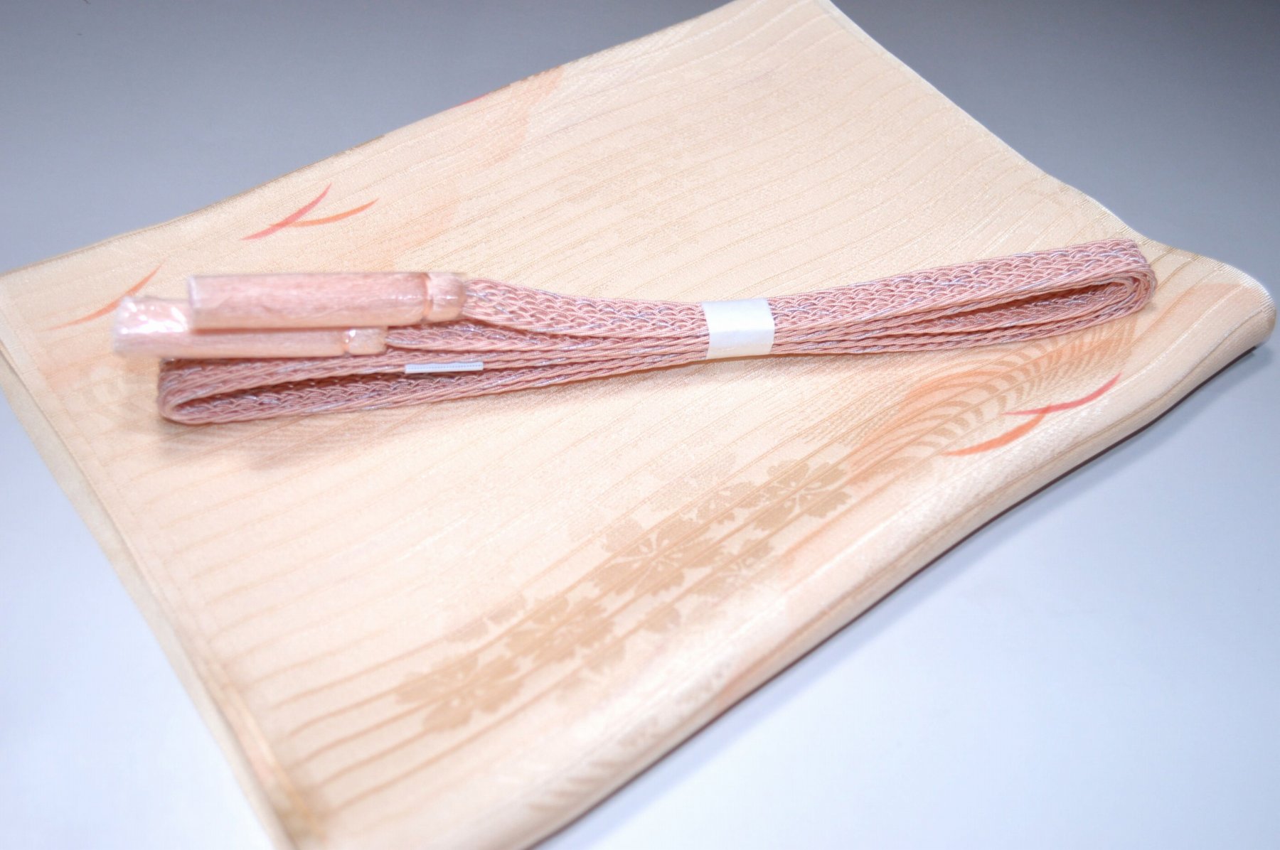 白色帯締め・帯揚げ 日本製帯〆帯揚げ 正装向き帯〆・帯揚げ お買い得帯締め・帯揚げ ゆるぎ帯締め・帯揚げ 夏帯〆・帯揚げ お洒落平帯〆・帯揚げ 特選金帯締め・帯揚げ 長尺の帯〆・帯揚げ お洒落帯締め・帯揚げ 箱入り・帯締め帯揚げ 振り袖帯〆・帯揚げ 紗帯〆・帯揚げセット 夏物の長尺帯〆・帯揚げ 重ね衿セール 100円均一セール会場 舞扇コーナー 小袋帯・半幅帯 プライスダウンSALE 帯・きもの・袴セール 帯締めセールコーナー 帯揚げセール 帯留めセール 三分紐セール 半襟セールコーナー 胴裏・八掛・羽裏・端布 草履・バック・set キモノお手入れグッツ 足袋・肌着セール 和装小物セール 　　素材 絹100％（金糸を除く） 着用可能きもの つむぎ・小紋・小紋訪問着・江戸小紋・色無地 付下げ・訪問着 着用可能帯 名古屋帯（セミフォーマル+カジュアル） 京袋名古屋帯・袋帯 着用時期 単衣時期と夏物時期に利用できます。 金糸なしタイプの帯締めを利用しているので 正装用にもおしゃれ着用にもご利用頂ける品物です。 関連商品 ネットショップ最大級センダイヤの 帯締め・帯揚げセットコーナー 備考 基本的に難なしの品物となっておりますが 糸浮き等の不具合はある可能性がございますので 予めご了承ください。 大シミ、欠陥があった場合 一週間以内のお品の場合のみ 返品対応させていただきます。 ※一週間を過ぎた場合は対応できかねます。 ディスプレイ、撮影時のカメラの関係上 画像と実物の色が多少 異なる可能性がございます。 ご購入後のお色が異なる等のキャンセルは お断りしておりますので気になる方は ご購入前に必ずご質問ください。