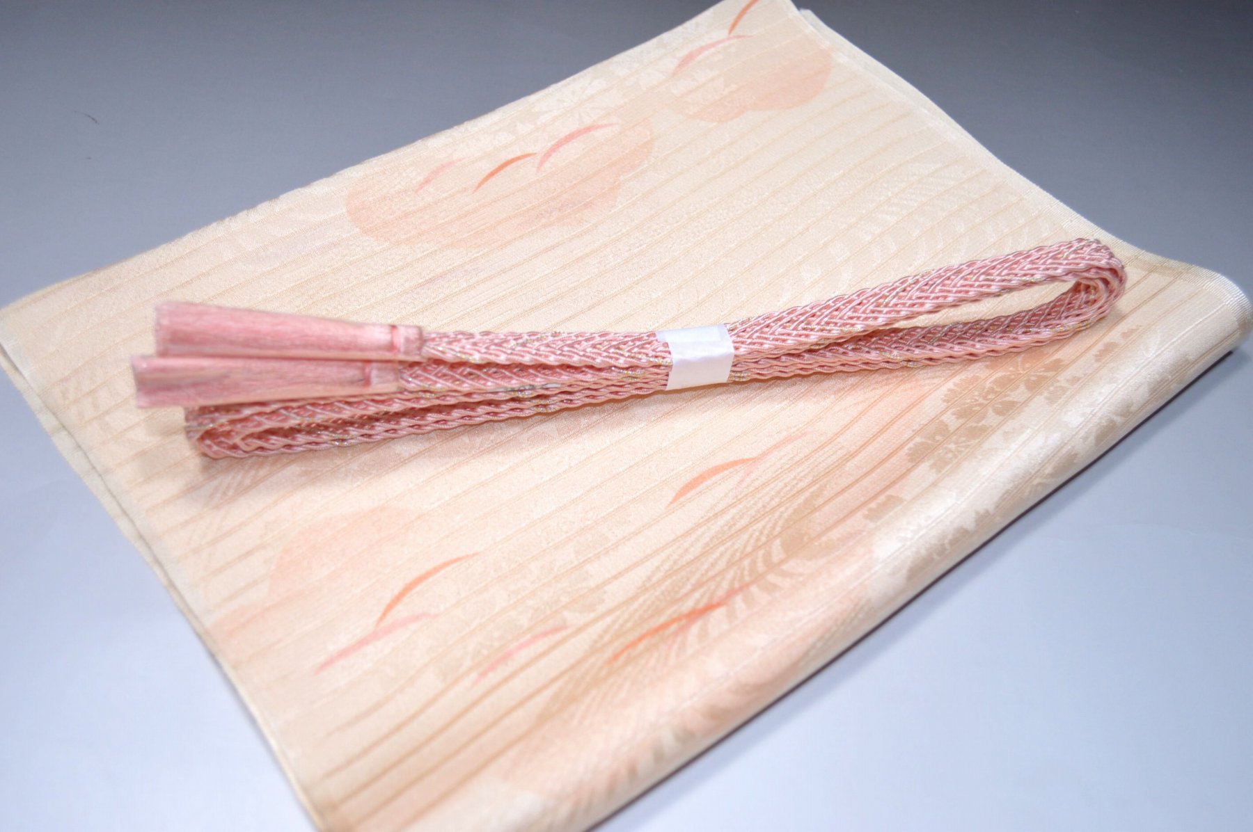 白色帯締め・帯揚げ 日本製帯〆帯揚げ 正装向き帯〆・帯揚げ お買い得帯締め・帯揚げ ゆるぎ帯締め・帯揚げ 夏帯〆・帯揚げ お洒落平帯〆・帯揚げ 特選金帯締め・帯揚げ 長尺の帯〆・帯揚げ お洒落帯締め・帯揚げ 箱入り・帯締め帯揚げ 振り袖帯〆・帯揚げ 紗帯〆・帯揚げセット 夏物の長尺帯〆・帯揚げ 重ね衿セール 100円均一セール会場 舞扇コーナー 小袋帯・半幅帯 プライスダウンSALE 帯・きもの・袴セール 帯締めセールコーナー 帯揚げセール 帯留めセール 三分紐セール 半襟セールコーナー 胴裏・八掛・羽裏・端布 草履・バック・set キモノお手入れグッツ 足袋・肌着セール 和装小物セール 　　素材 絹100％（金糸を除く） 着用可能きもの つむぎ・小紋・小紋訪問着・江戸小紋・色無地 付下げ・訪問着 着用可能帯 名古屋帯（セミフォーマル+カジュアル） 京袋名古屋帯・袋帯 着用時期 単衣時期と夏物時期に利用できます。 金糸なしタイプの帯締めを利用しているので 正装用にもおしゃれ着用にもご利用頂ける品物です。 関連商品 ネットショップ最大級センダイヤの 帯締め・帯揚げセットコーナー 備考 基本的に難なしの品物となっておりますが 糸浮き等の不具合はある可能性がございますので 予めご了承ください。 大シミ、欠陥があった場合 一週間以内のお品の場合のみ 返品対応させていただきます。 ※一週間を過ぎた場合は対応できかねます。 ディスプレイ、撮影時のカメラの関係上 画像と実物の色が多少 異なる可能性がございます。 ご購入後のお色が異なる等のキャンセルは お断りしておりますので気になる方は ご購入前に必ずご質問ください。