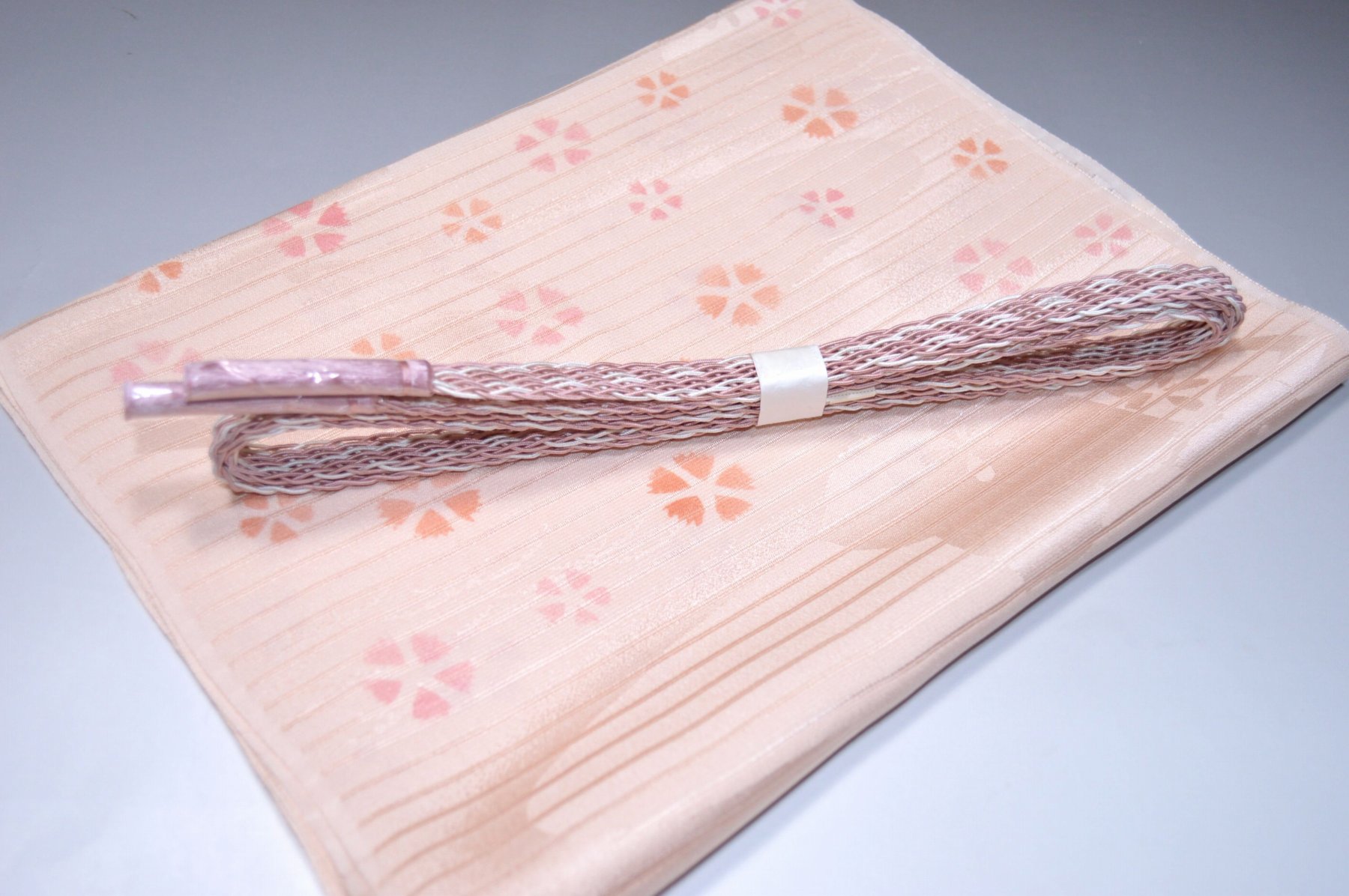 白色帯締め・帯揚げ 日本製帯〆帯揚げ 正装向き帯〆・帯揚げ お買い得帯締め・帯揚げ ゆるぎ帯締め・帯揚げ 夏帯〆・帯揚げ お洒落平帯〆・帯揚げ 特選金帯締め・帯揚げ 長尺の帯〆・帯揚げ お洒落帯締め・帯揚げ 箱入り・帯締め帯揚げ 振り袖帯〆・帯揚げ 紗帯〆・帯揚げセット 夏物の長尺帯〆・帯揚げ 重ね衿セール 100円均一セール会場 舞扇コーナー 小袋帯・半幅帯 プライスダウンSALE 帯・きもの・袴セール 帯締めセールコーナー 帯揚げセール 帯留めセール 三分紐セール 半襟セールコーナー 胴裏・八掛・羽裏・端布 草履・バック・set キモノお手入れグッツ 足袋・肌着セール 和装小物セール 　　素材 絹100％（金糸を除く） 着用可能きもの つむぎ・小紋・小紋訪問着・江戸小紋・色無地 付下げ・訪問着 着用可能帯 名古屋帯（セミフォーマル+カジュアル） 京袋名古屋帯・袋帯 着用時期 単衣時期と夏物時期に利用できます。 金糸なしタイプの帯締めを利用しているので 正装用にもおしゃれ着用にもご利用頂ける品物です。 関連商品 ネットショップ最大級センダイヤの 帯締め・帯揚げセットコーナー 備考 基本的に難なしの品物となっておりますが 糸浮き等の不具合はある可能性がございますので 予めご了承ください。 大シミ、欠陥があった場合 一週間以内のお品の場合のみ 返品対応させていただきます。 ※一週間を過ぎた場合は対応できかねます。 ディスプレイ、撮影時のカメラの関係上 画像と実物の色が多少 異なる可能性がございます。 ご購入後のお色が異なる等のキャンセルは お断りしておりますので気になる方は ご購入前に必ずご質問ください。