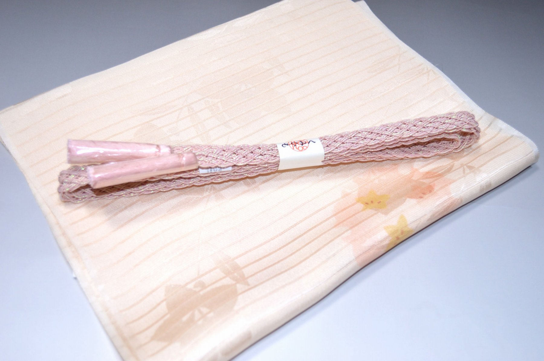 白色帯締め・帯揚げ 日本製帯〆帯揚げ 正装向き帯〆・帯揚げ お買い得帯締め・帯揚げ ゆるぎ帯締め・帯揚げ 夏帯〆・帯揚げ お洒落平帯〆・帯揚げ 特選金帯締め・帯揚げ 長尺の帯〆・帯揚げ お洒落帯締め・帯揚げ 箱入り・帯締め帯揚げ 振り袖帯〆・帯揚げ 紗帯〆・帯揚げセット 夏物の長尺帯〆・帯揚げ 重ね衿セール 100円均一セール会場 舞扇コーナー 小袋帯・半幅帯 プライスダウンSALE 帯・きもの・袴セール 帯締めセールコーナー 帯揚げセール 帯留めセール 三分紐セール 半襟セールコーナー 胴裏・八掛・羽裏・端布 草履・バック・set キモノお手入れグッツ 足袋・肌着セール 和装小物セール 　　素材 絹100％（金糸を除く） 着用可能きもの つむぎ・小紋・小紋訪問着・江戸小紋・色無地 付下げ・訪問着 着用可能帯 名古屋帯（セミフォーマル+カジュアル） 京袋名古屋帯・袋帯 着用時期 単衣時期と夏物時期に利用できます。 金糸なしタイプの帯締めを利用しているので 正装用にもおしゃれ着用にもご利用頂ける品物です。 関連商品 ネットショップ最大級センダイヤの 帯締め・帯揚げセットコーナー 備考 基本的に難なしの品物となっておりますが 糸浮き等の不具合はある可能性がございますので 予めご了承ください。 大シミ、欠陥があった場合 一週間以内のお品の場合のみ 返品対応させていただきます。 ※一週間を過ぎた場合は対応できかねます。 ディスプレイ、撮影時のカメラの関係上 画像と実物の色が多少 異なる可能性がございます。 ご購入後のお色が異なる等のキャンセルは お断りしておりますので気になる方は ご購入前に必ずご質問ください。