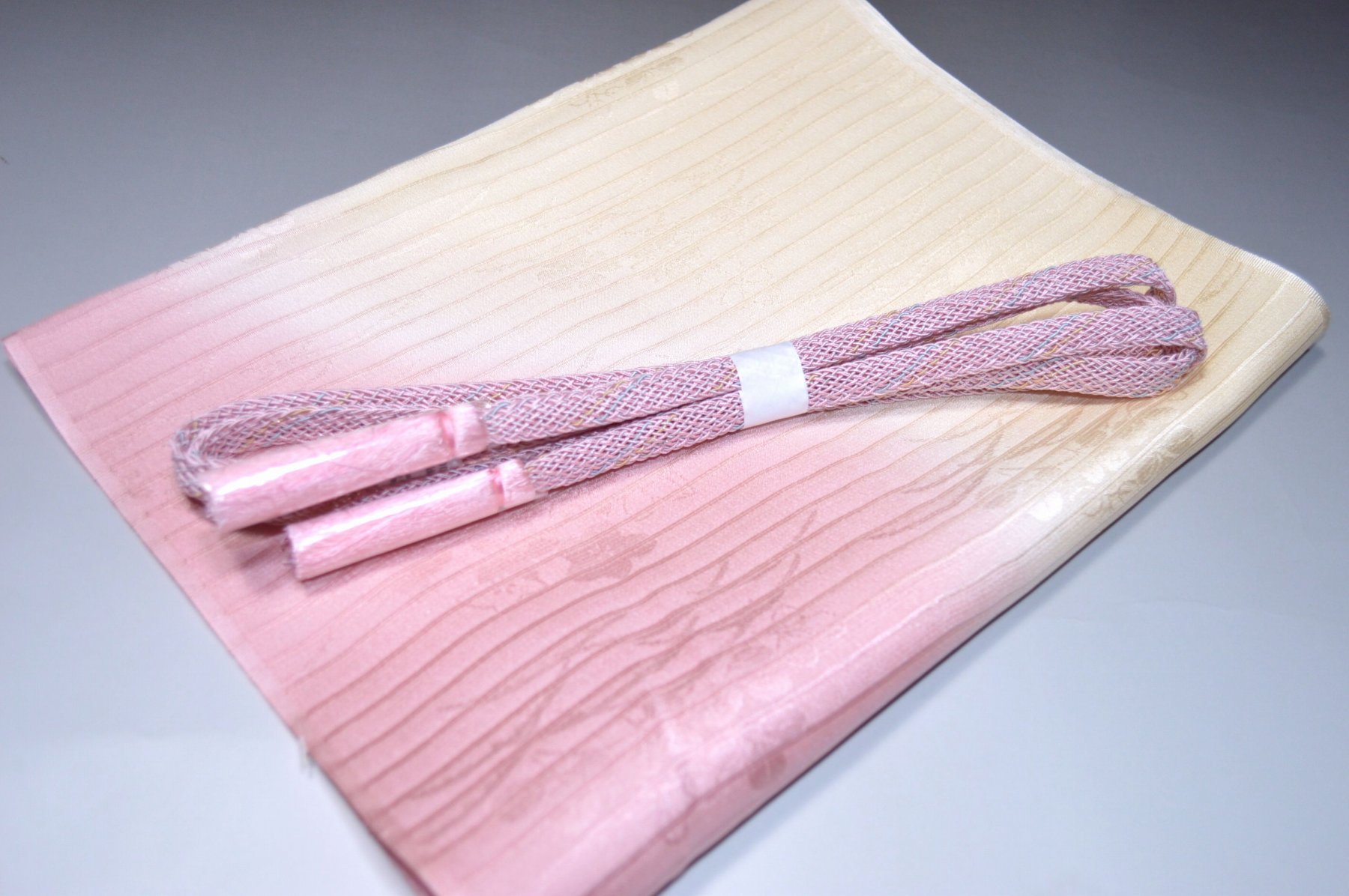 白色帯締め・帯揚げ 日本製帯〆帯揚げ 正装向き帯〆・帯揚げ お買い得帯締め・帯揚げ ゆるぎ帯締め・帯揚げ 夏帯〆・帯揚げ お洒落平帯〆・帯揚げ 特選金帯締め・帯揚げ 長尺の帯〆・帯揚げ お洒落帯締め・帯揚げ 箱入り・帯締め帯揚げ 振り袖帯〆・帯揚げ 紗帯〆・帯揚げセット 夏物の長尺帯〆・帯揚げ 重ね衿セール 100円均一セール会場 舞扇コーナー 小袋帯・半幅帯 プライスダウンSALE 帯・きもの・袴セール 帯締めセールコーナー 帯揚げセール 帯留めセール 三分紐セール 半襟セールコーナー 胴裏・八掛・羽裏・端布 草履・バック・set キモノお手入れグッツ 足袋・肌着セール 和装小物セール 　　素材 絹100％（金糸を除く） 着用可能きもの つむぎ・小紋・小紋訪問着・江戸小紋・色無地 付下げ・訪問着 着用可能帯 名古屋帯（セミフォーマル+カジュアル） 京袋名古屋帯・袋帯 着用時期 単衣時期と夏物時期に利用できます。 金糸なしタイプの帯締めを利用しているので 正装用にもおしゃれ着用にもご利用頂ける品物です。 関連商品 ネットショップ最大級センダイヤの 帯締め・帯揚げセットコーナー 備考 基本的に難なしの品物となっておりますが 糸浮き等の不具合はある可能性がございますので 予めご了承ください。 大シミ、欠陥があった場合 一週間以内のお品の場合のみ 返品対応させていただきます。 ※一週間を過ぎた場合は対応できかねます。 ディスプレイ、撮影時のカメラの関係上 画像と実物の色が多少 異なる可能性がございます。 ご購入後のお色が異なる等のキャンセルは お断りしておりますので気になる方は ご購入前に必ずご質問ください。