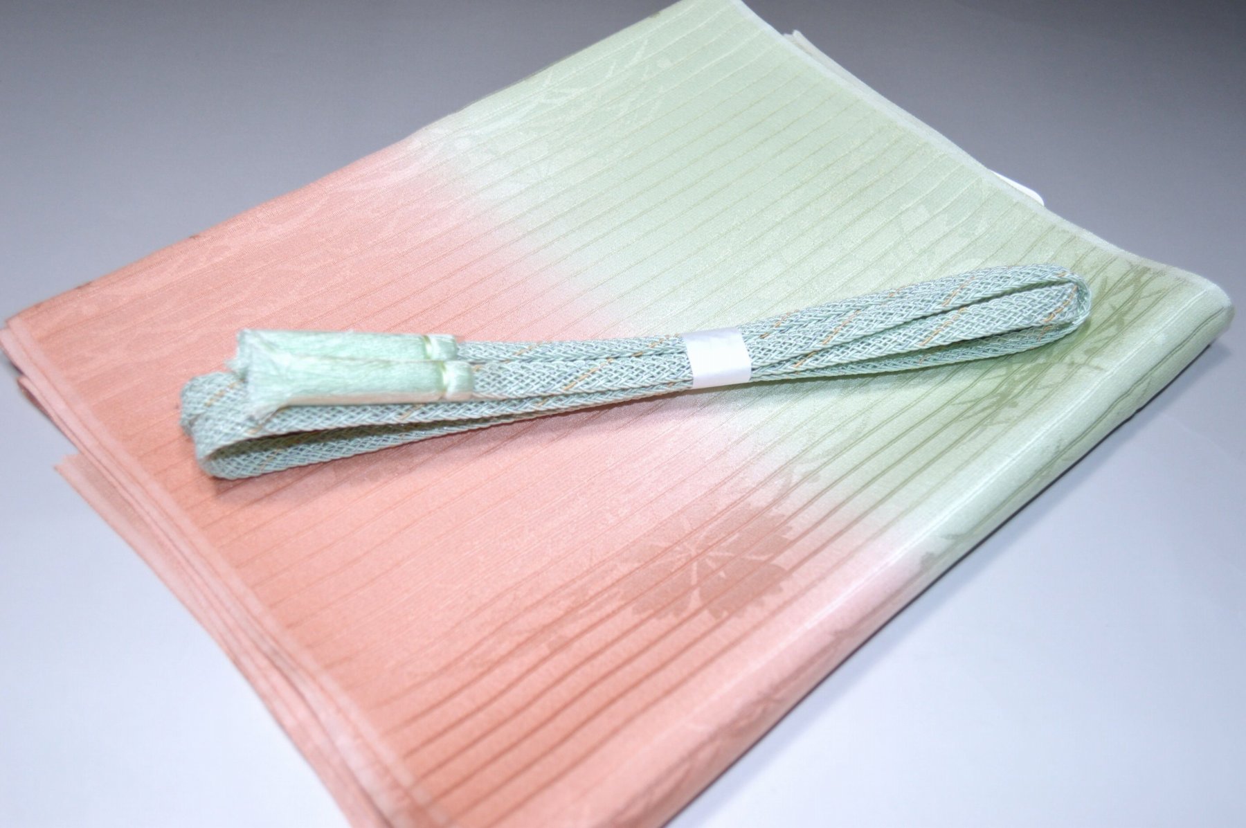 白色帯締め・帯揚げ 日本製帯〆帯揚げ 正装向き帯〆・帯揚げ お買い得帯締め・帯揚げ ゆるぎ帯締め・帯揚げ 夏帯〆・帯揚げ お洒落平帯〆・帯揚げ 特選金帯締め・帯揚げ 長尺の帯〆・帯揚げ お洒落帯締め・帯揚げ 箱入り・帯締め帯揚げ 振り袖帯〆・帯揚げ 紗帯〆・帯揚げセット 夏物の長尺帯〆・帯揚げ 重ね衿セール 100円均一セール会場 舞扇コーナー 小袋帯・半幅帯 プライスダウンSALE 帯・きもの・袴セール 帯締めセールコーナー 帯揚げセール 帯留めセール 三分紐セール 半襟セールコーナー 胴裏・八掛・羽裏・端布 草履・バック・set キモノお手入れグッツ 足袋・肌着セール 和装小物セール 　　素材 絹100％（金糸を除く） 着用可能きもの つむぎ・小紋・小紋訪問着・江戸小紋・色無地 付下げ・訪問着 着用可能帯 名古屋帯（セミフォーマル+カジュアル） 京袋名古屋帯・袋帯 着用時期 単衣時期と夏物時期に利用できます。 金糸なしタイプの帯締めを利用しているので 正装用にもおしゃれ着用にもご利用頂ける品物です。 関連商品 ネットショップ最大級センダイヤの 帯締め・帯揚げセットコーナー 備考 基本的に難なしの品物となっておりますが 糸浮き等の不具合はある可能性がございますので 予めご了承ください。 大シミ、欠陥があった場合 一週間以内のお品の場合のみ 返品対応させていただきます。 ※一週間を過ぎた場合は対応できかねます。 ディスプレイ、撮影時のカメラの関係上 画像と実物の色が多少 異なる可能性がございます。 ご購入後のお色が異なる等のキャンセルは お断りしておりますので気になる方は ご購入前に必ずご質問ください。