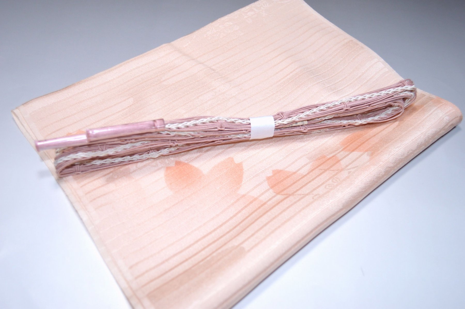 白色帯締め・帯揚げ 日本製帯〆帯揚げ 正装向き帯〆・帯揚げ お買い得帯締め・帯揚げ ゆるぎ帯締め・帯揚げ 夏帯〆・帯揚げ お洒落平帯〆・帯揚げ 特選金帯締め・帯揚げ 長尺の帯〆・帯揚げ お洒落帯締め・帯揚げ 箱入り・帯締め帯揚げ 振り袖帯〆・帯揚げ 紗帯〆・帯揚げセット 夏物の長尺帯〆・帯揚げ 重ね衿セール 100円均一セール会場 舞扇コーナー 小袋帯・半幅帯 プライスダウンSALE 帯・きもの・袴セール 帯締めセールコーナー 帯揚げセール 帯留めセール 三分紐セール 半襟セールコーナー 胴裏・八掛・羽裏・端布 草履・バック・set キモノお手入れグッツ 足袋・肌着セール 和装小物セール 　　素材 絹100％（金糸を除く） 着用可能きもの つむぎ・小紋・小紋訪問着・江戸小紋・色無地 付下げ・訪問着 着用可能帯 名古屋帯（セミフォーマル+カジュアル） 京袋名古屋帯・袋帯 着用時期 単衣時期と夏物時期に利用できます。 金糸なしタイプの帯締めを利用しているので 正装用にもおしゃれ着用にもご利用頂ける品物です。 関連商品 ネットショップ最大級センダイヤの 帯締め・帯揚げセットコーナー 備考 基本的に難なしの品物となっておりますが 糸浮き等の不具合はある可能性がございますので 予めご了承ください。 大シミ、欠陥があった場合 一週間以内のお品の場合のみ 返品対応させていただきます。 ※一週間を過ぎた場合は対応できかねます。 ディスプレイ、撮影時のカメラの関係上 画像と実物の色が多少 異なる可能性がございます。 ご購入後のお色が異なる等のキャンセルは お断りしておりますので気になる方は ご購入前に必ずご質問ください。