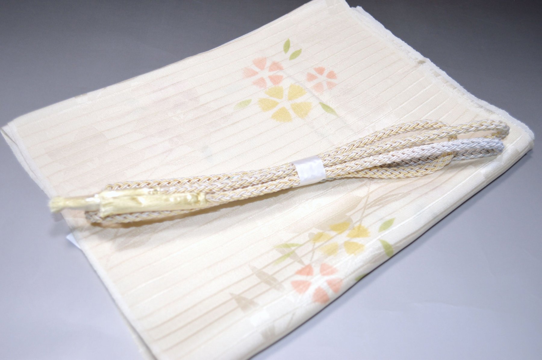 白色帯締め・帯揚げ 日本製帯〆帯揚げ 正装向き帯〆・帯揚げ お買い得帯締め・帯揚げ ゆるぎ帯締め・帯揚げ 夏帯〆・帯揚げ お洒落平帯〆・帯揚げ 特選金帯締め・帯揚げ 長尺の帯〆・帯揚げ お洒落帯締め・帯揚げ 箱入り・帯締め帯揚げ 振り袖帯〆・帯揚げ 紗帯〆・帯揚げセット 夏物の長尺帯〆・帯揚げ 重ね衿セール 100円均一セール会場 舞扇コーナー 小袋帯・半幅帯 プライスダウンSALE 帯・きもの・袴セール 帯締めセールコーナー 帯揚げセール 帯留めセール 三分紐セール 半襟セールコーナー 胴裏・八掛・羽裏・端布 草履・バック・set キモノお手入れグッツ 足袋・肌着セール 和装小物セール 　　素材 絹100％（金糸を除く） 着用可能きもの つむぎ・小紋・小紋訪問着・江戸小紋・色無地 付下げ・訪問着 着用可能帯 名古屋帯（セミフォーマル+カジュアル） 京袋名古屋帯・袋帯 着用時期 単衣時期と夏物時期に利用できます。 金糸なしタイプの帯締めを利用しているので 正装用にもおしゃれ着用にもご利用頂ける品物です。 関連商品 ネットショップ最大級センダイヤの 帯締め・帯揚げセットコーナー 備考 基本的に難なしの品物となっておりますが 糸浮き等の不具合はある可能性がございますので 予めご了承ください。 大シミ、欠陥があった場合 一週間以内のお品の場合のみ 返品対応させていただきます。 ※一週間を過ぎた場合は対応できかねます。 ディスプレイ、撮影時のカメラの関係上 画像と実物の色が多少 異なる可能性がございます。 ご購入後のお色が異なる等のキャンセルは お断りしておりますので気になる方は ご購入前に必ずご質問ください。