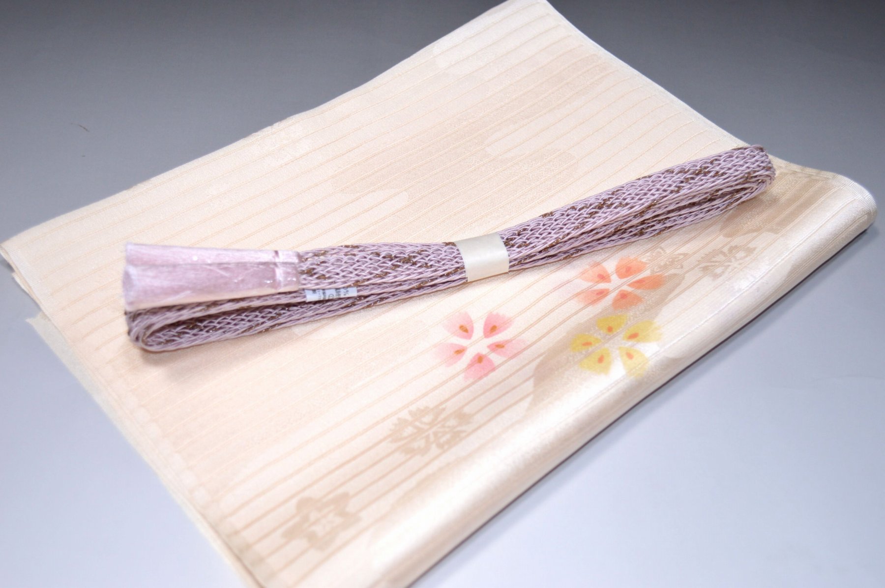 白色帯締め・帯揚げ 日本製帯〆帯揚げ 正装向き帯〆・帯揚げ お買い得帯締め・帯揚げ ゆるぎ帯締め・帯揚げ 夏帯〆・帯揚げ お洒落平帯〆・帯揚げ 特選金帯締め・帯揚げ 長尺の帯〆・帯揚げ お洒落帯締め・帯揚げ 箱入り・帯締め帯揚げ 振り袖帯〆・帯揚げ 紗帯〆・帯揚げセット 夏物の長尺帯〆・帯揚げ 重ね衿セール 100円均一セール会場 舞扇コーナー 小袋帯・半幅帯 プライスダウンSALE 帯・きもの・袴セール 帯締めセールコーナー 帯揚げセール 帯留めセール 三分紐セール 半襟セールコーナー 胴裏・八掛・羽裏・端布 草履・バック・set キモノお手入れグッツ 足袋・肌着セール 和装小物セール 　　素材 絹100％（金糸を除く） 着用可能きもの つむぎ・小紋・小紋訪問着・江戸小紋・色無地 付下げ・訪問着 着用可能帯 名古屋帯（セミフォーマル+カジュアル） 京袋名古屋帯・袋帯 着用時期 単衣時期と夏物時期に利用できます。 金糸なしタイプの帯締めを利用しているので 正装用にもおしゃれ着用にもご利用頂ける品物です。 関連商品 ネットショップ最大級センダイヤの 帯締め・帯揚げセットコーナー 備考 基本的に難なしの品物となっておりますが 糸浮き等の不具合はある可能性がございますので 予めご了承ください。 大シミ、欠陥があった場合 一週間以内のお品の場合のみ 返品対応させていただきます。 ※一週間を過ぎた場合は対応できかねます。 ディスプレイ、撮影時のカメラの関係上 画像と実物の色が多少 異なる可能性がございます。 ご購入後のお色が異なる等のキャンセルは お断りしておりますので気になる方は ご購入前に必ずご質問ください。