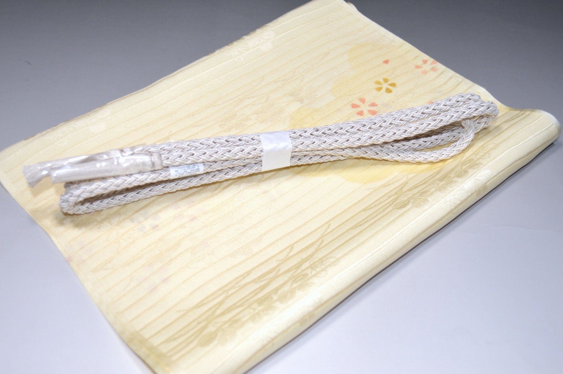 白色帯締め・帯揚げ 日本製帯〆帯揚げ 正装向き帯〆・帯揚げ お買い得帯締め・帯揚げ ゆるぎ帯締め・帯揚げ 夏帯〆・帯揚げ お洒落平帯〆・帯揚げ 特選金帯締め・帯揚げ 長尺の帯〆・帯揚げ お洒落帯締め・帯揚げ 箱入り・帯締め帯揚げ 振り袖帯〆・帯揚げ 紗帯〆・帯揚げセット 夏物の長尺帯〆・帯揚げ 重ね衿セール 100円均一セール会場 舞扇コーナー 小袋帯・半幅帯 プライスダウンSALE 帯・きもの・袴セール 帯締めセールコーナー 帯揚げセール 帯留めセール 三分紐セール 半襟セールコーナー 胴裏・八掛・羽裏・端布 草履・バック・set キモノお手入れグッツ 足袋・肌着セール 和装小物セール 　　素材 絹100％（金糸を除く） 着用可能きもの つむぎ・小紋・小紋訪問着・江戸小紋・色無地 付下げ・訪問着 着用可能帯 名古屋帯（セミフォーマル+カジュアル） 京袋名古屋帯・袋帯 着用時期 単衣時期と夏物時期に利用できます。 金糸なしタイプの帯締めを利用しているので 正装用にもおしゃれ着用にもご利用頂ける品物です。 関連商品 ネットショップ最大級センダイヤの 帯締め・帯揚げセットコーナー 備考 基本的に難なしの品物となっておりますが 糸浮き等の不具合はある可能性がございますので 予めご了承ください。 大シミ、欠陥があった場合 一週間以内のお品の場合のみ 返品対応させていただきます。 ※一週間を過ぎた場合は対応できかねます。 ディスプレイ、撮影時のカメラの関係上 画像と実物の色が多少 異なる可能性がございます。 ご購入後のお色が異なる等のキャンセルは お断りしておりますので気になる方は ご購入前に必ずご質問ください。