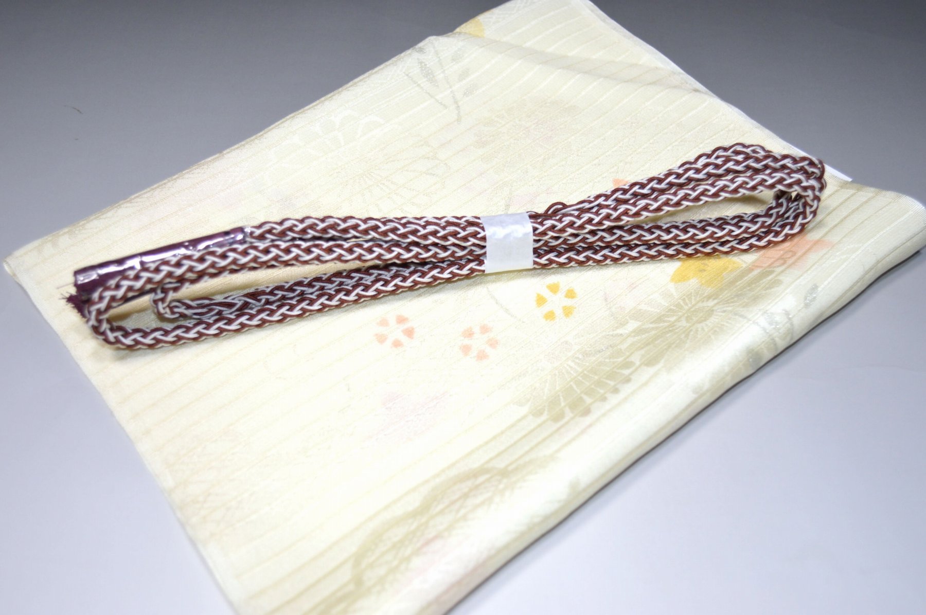 白色帯締め・帯揚げ 日本製帯〆帯揚げ 正装向き帯〆・帯揚げ お買い得帯締め・帯揚げ ゆるぎ帯締め・帯揚げ 夏帯〆・帯揚げ お洒落平帯〆・帯揚げ 特選金帯締め・帯揚げ 長尺の帯〆・帯揚げ お洒落帯締め・帯揚げ 箱入り・帯締め帯揚げ 振り袖帯〆・帯揚げ 紗帯〆・帯揚げセット 夏物の長尺帯〆・帯揚げ 重ね衿セール 100円均一セール会場 舞扇コーナー 小袋帯・半幅帯 プライスダウンSALE 帯・きもの・袴セール 帯締めセールコーナー 帯揚げセール 帯留めセール 三分紐セール 半襟セールコーナー 胴裏・八掛・羽裏・端布 草履・バック・set キモノお手入れグッツ 足袋・肌着セール 和装小物セール 　　素材 絹100％（金糸を除く） 着用可能きもの つむぎ・小紋・小紋訪問着・江戸小紋・色無地 付下げ・訪問着 着用可能帯 名古屋帯（セミフォーマル+カジュアル） 京袋名古屋帯・袋帯 着用時期 単衣時期と夏物時期に利用できます。 金糸なしタイプの帯締めを利用しているので 正装用にもおしゃれ着用にもご利用頂ける品物です。 関連商品 ネットショップ最大級センダイヤの 帯締め・帯揚げセットコーナー 備考 基本的に難なしの品物となっておりますが 糸浮き等の不具合はある可能性がございますので 予めご了承ください。 大シミ、欠陥があった場合 一週間以内のお品の場合のみ 返品対応させていただきます。 ※一週間を過ぎた場合は対応できかねます。 ディスプレイ、撮影時のカメラの関係上 画像と実物の色が多少 異なる可能性がございます。 ご購入後のお色が異なる等のキャンセルは お断りしておりますので気になる方は ご購入前に必ずご質問ください。