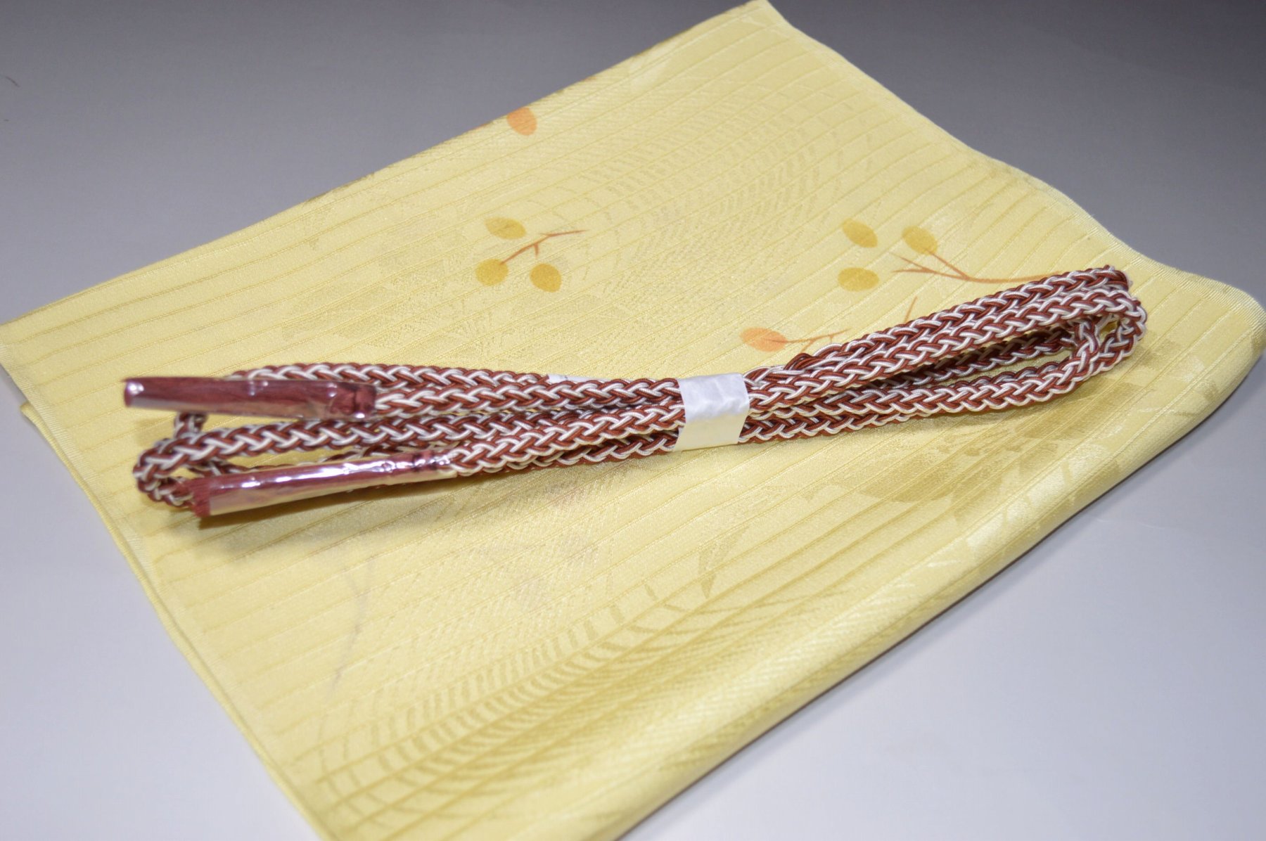 白色帯締め・帯揚げ 日本製帯〆帯揚げ 正装向き帯〆・帯揚げ お買い得帯締め・帯揚げ ゆるぎ帯締め・帯揚げ 夏帯〆・帯揚げ お洒落平帯〆・帯揚げ 特選金帯締め・帯揚げ 長尺の帯〆・帯揚げ お洒落帯締め・帯揚げ 箱入り・帯締め帯揚げ 振り袖帯〆・帯揚げ 紗帯〆・帯揚げセット 夏物の長尺帯〆・帯揚げ 重ね衿セール 100円均一セール会場 舞扇コーナー 小袋帯・半幅帯 プライスダウンSALE 帯・きもの・袴セール 帯締めセールコーナー 帯揚げセール 帯留めセール 三分紐セール 半襟セールコーナー 胴裏・八掛・羽裏・端布 草履・バック・set キモノお手入れグッツ 足袋・肌着セール 和装小物セール 　　素材 絹100％（金糸を除く） 着用可能きもの つむぎ・小紋・小紋訪問着・江戸小紋・色無地 付下げ・訪問着 着用可能帯 名古屋帯（セミフォーマル+カジュアル） 京袋名古屋帯・袋帯 着用時期 単衣時期と夏物時期に利用できます。 金糸なしタイプの帯締めを利用しているので 正装用にもおしゃれ着用にもご利用頂ける品物です。 関連商品 ネットショップ最大級センダイヤの 帯締め・帯揚げセットコーナー 備考 基本的に難なしの品物となっておりますが 糸浮き等の不具合はある可能性がございますので 予めご了承ください。 大シミ、欠陥があった場合 一週間以内のお品の場合のみ 返品対応させていただきます。 ※一週間を過ぎた場合は対応できかねます。 ディスプレイ、撮影時のカメラの関係上 画像と実物の色が多少 異なる可能性がございます。 ご購入後のお色が異なる等のキャンセルは お断りしておりますので気になる方は ご購入前に必ずご質問ください。