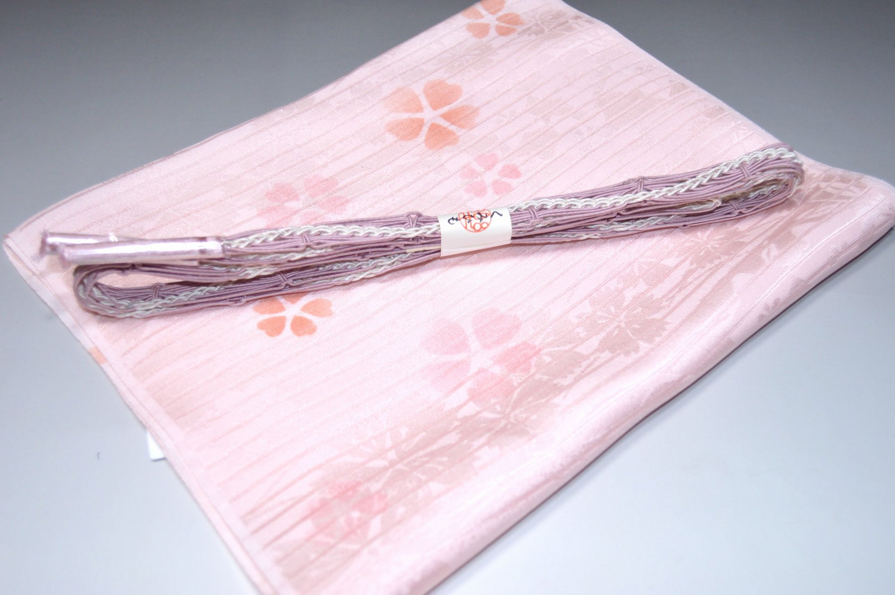 白色帯締め・帯揚げ 日本製帯〆帯揚げ 正装向き帯〆・帯揚げ お買い得帯締め・帯揚げ ゆるぎ帯締め・帯揚げ 夏帯〆・帯揚げ お洒落平帯〆・帯揚げ 特選金帯締め・帯揚げ 長尺の帯〆・帯揚げ お洒落帯締め・帯揚げ 箱入り・帯締め帯揚げ 振り袖帯〆・帯揚げ 紗帯〆・帯揚げセット 夏物の長尺帯〆・帯揚げ 重ね衿セール 100円均一セール会場 舞扇コーナー 小袋帯・半幅帯 プライスダウンSALE 帯・きもの・袴セール 帯締めセールコーナー 帯揚げセール 帯留めセール 三分紐セール 半襟セールコーナー 胴裏・八掛・羽裏・端布 草履・バック・set キモノお手入れグッツ 足袋・肌着セール 和装小物セール 　　素材 絹100％（金糸を除く） 着用可能きもの つむぎ・小紋・小紋訪問着・江戸小紋・色無地 付下げ・訪問着 着用可能帯 名古屋帯（セミフォーマル+カジュアル） 京袋名古屋帯・袋帯 着用時期 単衣時期と夏物時期に利用できます。 金糸なしタイプの帯締めを利用しているので 正装用にもおしゃれ着用にもご利用頂ける品物です。 関連商品 ネットショップ最大級センダイヤの 帯締め・帯揚げセットコーナー 備考 基本的に難なしの品物となっておりますが 糸浮き等の不具合はある可能性がございますので 予めご了承ください。 大シミ、欠陥があった場合 一週間以内のお品の場合のみ 返品対応させていただきます。 ※一週間を過ぎた場合は対応できかねます。 ディスプレイ、撮影時のカメラの関係上 画像と実物の色が多少 異なる可能性がございます。 ご購入後のお色が異なる等のキャンセルは お断りしておりますので気になる方は ご購入前に必ずご質問ください。