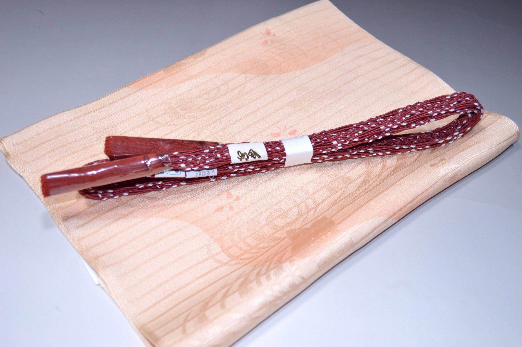 白色帯締め・帯揚げ 日本製帯〆帯揚げ 正装向き帯〆・帯揚げ お買い得帯締め・帯揚げ ゆるぎ帯締め・帯揚げ 夏帯〆・帯揚げ お洒落平帯〆・帯揚げ 特選金帯締め・帯揚げ 長尺の帯〆・帯揚げ お洒落帯締め・帯揚げ 箱入り・帯締め帯揚げ 振り袖帯〆・帯揚げ 紗帯〆・帯揚げセット 夏物の長尺帯〆・帯揚げ 重ね衿セール 100円均一セール会場 舞扇コーナー 小袋帯・半幅帯 プライスダウンSALE 帯・きもの・袴セール 帯締めセールコーナー 帯揚げセール 帯留めセール 三分紐セール 半襟セールコーナー 胴裏・八掛・羽裏・端布 草履・バック・set キモノお手入れグッツ 足袋・肌着セール 和装小物セール 　　素材 絹100％（金糸を除く） 着用可能きもの つむぎ・小紋・小紋訪問着・江戸小紋・色無地 付下げ・訪問着 着用可能帯 名古屋帯（セミフォーマル+カジュアル） 京袋名古屋帯・袋帯 着用時期 単衣時期と夏物時期に利用できます。 金糸なしタイプの帯締めを利用しているので 正装用にもおしゃれ着用にもご利用頂ける品物です。 関連商品 ネットショップ最大級センダイヤの 帯締め・帯揚げセットコーナー 備考 基本的に難なしの品物となっておりますが 糸浮き等の不具合はある可能性がございますので 予めご了承ください。 大シミ、欠陥があった場合 一週間以内のお品の場合のみ 返品対応させていただきます。 ※一週間を過ぎた場合は対応できかねます。 ディスプレイ、撮影時のカメラの関係上 画像と実物の色が多少 異なる可能性がございます。 ご購入後のお色が異なる等のキャンセルは お断りしておりますので気になる方は ご購入前に必ずご質問ください。