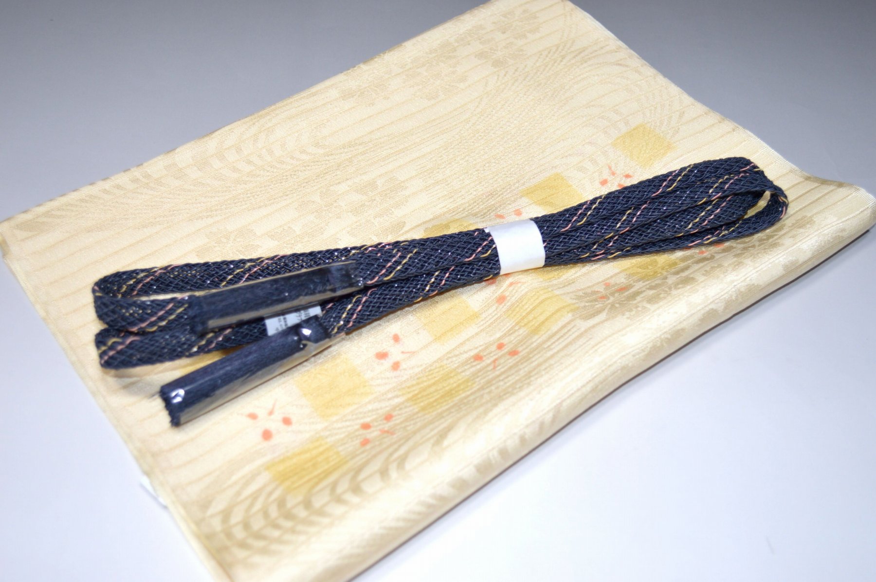 白色帯締め・帯揚げ 日本製帯〆帯揚げ 正装向き帯〆・帯揚げ お買い得帯締め・帯揚げ ゆるぎ帯締め・帯揚げ 夏帯〆・帯揚げ お洒落平帯〆・帯揚げ 特選金帯締め・帯揚げ 長尺の帯〆・帯揚げ お洒落帯締め・帯揚げ 箱入り・帯締め帯揚げ 振り袖帯〆・帯揚げ 紗帯〆・帯揚げセット 夏物の長尺帯〆・帯揚げ 重ね衿セール 100円均一セール会場 舞扇コーナー 小袋帯・半幅帯 プライスダウンSALE 帯・きもの・袴セール 帯締めセールコーナー 帯揚げセール 帯留めセール 三分紐セール 半襟セールコーナー 胴裏・八掛・羽裏・端布 草履・バック・set キモノお手入れグッツ 足袋・肌着セール 和装小物セール 　　素材 絹100％（金糸を除く） 着用可能きもの つむぎ・小紋・小紋訪問着・江戸小紋・色無地 付下げ・訪問着 着用可能帯 名古屋帯（セミフォーマル+カジュアル） 京袋名古屋帯・袋帯 着用時期 単衣時期と夏物時期に利用できます。 金糸なしタイプの帯締めを利用しているので 正装用にもおしゃれ着用にもご利用頂ける品物です。 関連商品 ネットショップ最大級センダイヤの 帯締め・帯揚げセットコーナー 備考 基本的に難なしの品物となっておりますが 糸浮き等の不具合はある可能性がございますので 予めご了承ください。 大シミ、欠陥があった場合 一週間以内のお品の場合のみ 返品対応させていただきます。 ※一週間を過ぎた場合は対応できかねます。 ディスプレイ、撮影時のカメラの関係上 画像と実物の色が多少 異なる可能性がございます。 ご購入後のお色が異なる等のキャンセルは お断りしておりますので気になる方は ご購入前に必ずご質問ください。