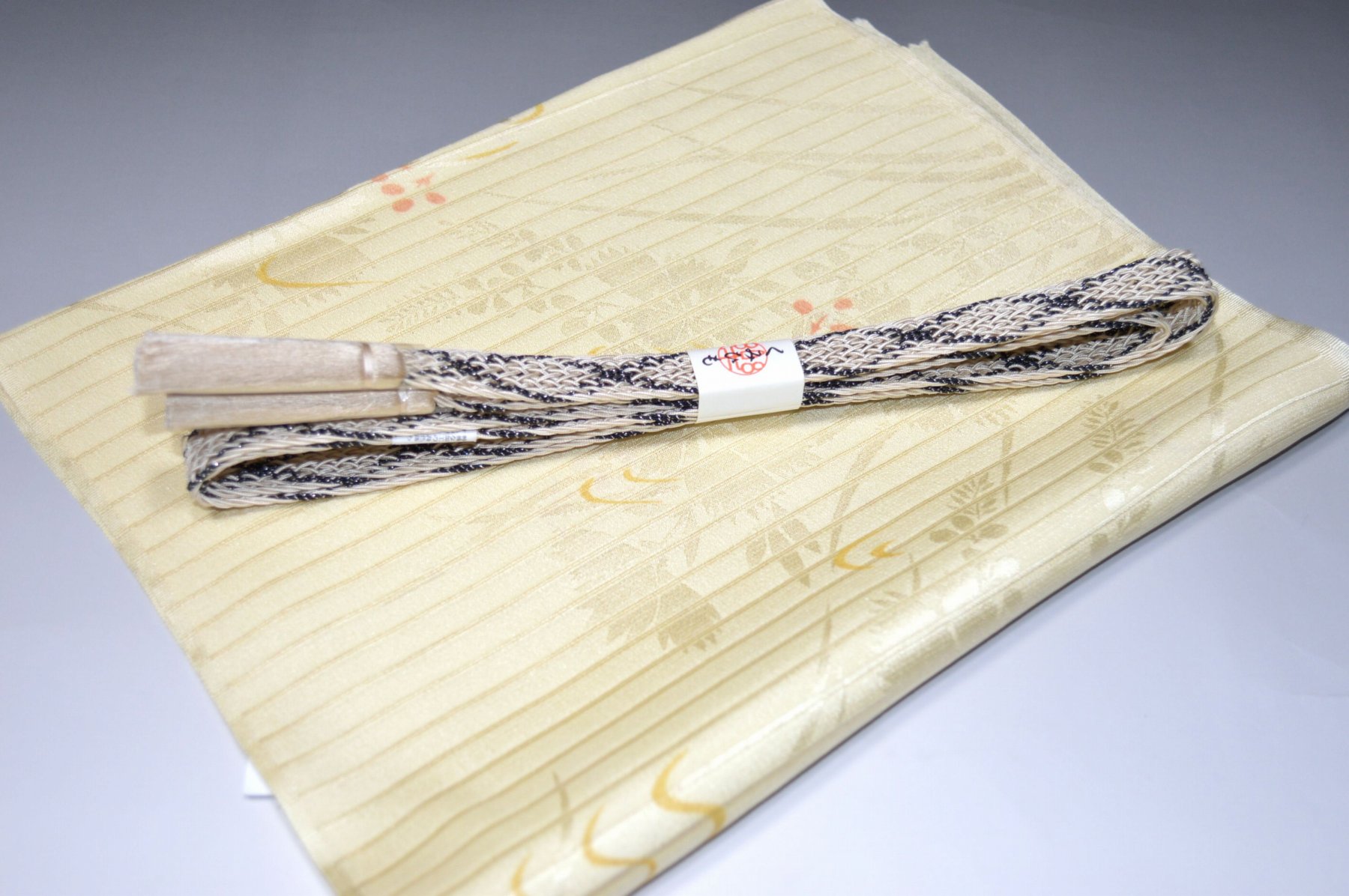 白色帯締め・帯揚げ 日本製帯〆帯揚げ 正装向き帯〆・帯揚げ お買い得帯締め・帯揚げ ゆるぎ帯締め・帯揚げ 夏帯〆・帯揚げ お洒落平帯〆・帯揚げ 特選金帯締め・帯揚げ 長尺の帯〆・帯揚げ お洒落帯締め・帯揚げ 箱入り・帯締め帯揚げ 振り袖帯〆・帯揚げ 紗帯〆・帯揚げセット 夏物の長尺帯〆・帯揚げ 重ね衿セール 100円均一セール会場 舞扇コーナー 小袋帯・半幅帯 プライスダウンSALE 帯・きもの・袴セール 帯締めセールコーナー 帯揚げセール 帯留めセール 三分紐セール 半襟セールコーナー 胴裏・八掛・羽裏・端布 草履・バック・set キモノお手入れグッツ 足袋・肌着セール 和装小物セール 　　素材 絹100％（金糸を除く） 着用可能きもの つむぎ・小紋・小紋訪問着・江戸小紋・色無地 付下げ・訪問着 着用可能帯 名古屋帯（セミフォーマル+カジュアル） 京袋名古屋帯・袋帯 着用時期 単衣時期と夏物時期に利用できます。 金糸なしタイプの帯締めを利用しているので 正装用にもおしゃれ着用にもご利用頂ける品物です。 関連商品 ネットショップ最大級センダイヤの 帯締め・帯揚げセットコーナー 備考 基本的に難なしの品物となっておりますが 糸浮き等の不具合はある可能性がございますので 予めご了承ください。 大シミ、欠陥があった場合 一週間以内のお品の場合のみ 返品対応させていただきます。 ※一週間を過ぎた場合は対応できかねます。 ディスプレイ、撮影時のカメラの関係上 画像と実物の色が多少 異なる可能性がございます。 ご購入後のお色が異なる等のキャンセルは お断りしておりますので気になる方は ご購入前に必ずご質問ください。