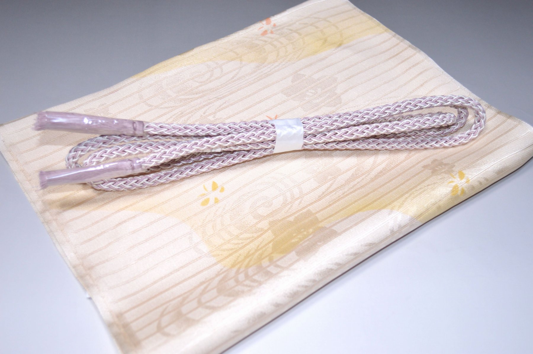 白色帯締め・帯揚げ 日本製帯〆帯揚げ 正装向き帯〆・帯揚げ お買い得帯締め・帯揚げ ゆるぎ帯締め・帯揚げ 夏帯〆・帯揚げ お洒落平帯〆・帯揚げ 特選金帯締め・帯揚げ 長尺の帯〆・帯揚げ お洒落帯締め・帯揚げ 箱入り・帯締め帯揚げ 振り袖帯〆・帯揚げ 紗帯〆・帯揚げセット 夏物の長尺帯〆・帯揚げ 重ね衿セール 100円均一セール会場 舞扇コーナー 小袋帯・半幅帯 プライスダウンSALE 帯・きもの・袴セール 帯締めセールコーナー 帯揚げセール 帯留めセール 三分紐セール 半襟セールコーナー 胴裏・八掛・羽裏・端布 草履・バック・set キモノお手入れグッツ 足袋・肌着セール 和装小物セール 　　素材 絹100％（金糸を除く） 着用可能きもの つむぎ・小紋・小紋訪問着・江戸小紋・色無地 付下げ・訪問着 着用可能帯 名古屋帯（セミフォーマル+カジュアル） 京袋名古屋帯・袋帯 着用時期 単衣時期と夏物時期に利用できます。 金糸なしタイプの帯締めを利用しているので 正装用にもおしゃれ着用にもご利用頂ける品物です。 関連商品 ネットショップ最大級センダイヤの 帯締め・帯揚げセットコーナー 備考 基本的に難なしの品物となっておりますが 糸浮き等の不具合はある可能性がございますので 予めご了承ください。 大シミ、欠陥があった場合 一週間以内のお品の場合のみ 返品対応させていただきます。 ※一週間を過ぎた場合は対応できかねます。 ディスプレイ、撮影時のカメラの関係上 画像と実物の色が多少 異なる可能性がございます。 ご購入後のお色が異なる等のキャンセルは お断りしておりますので気になる方は ご購入前に必ずご質問ください。
