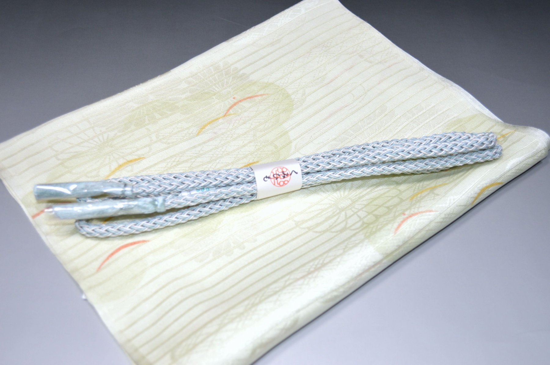 白色帯締め・帯揚げ 日本製帯〆帯揚げ 正装向き帯〆・帯揚げ お買い得帯締め・帯揚げ ゆるぎ帯締め・帯揚げ 夏帯〆・帯揚げ お洒落平帯〆・帯揚げ 特選金帯締め・帯揚げ 長尺の帯〆・帯揚げ お洒落帯締め・帯揚げ 箱入り・帯締め帯揚げ 振り袖帯〆・帯揚げ 紗帯〆・帯揚げセット 夏物の長尺帯〆・帯揚げ 重ね衿セール 100円均一セール会場 舞扇コーナー 小袋帯・半幅帯 プライスダウンSALE 帯・きもの・袴セール 帯締めセールコーナー 帯揚げセール 帯留めセール 三分紐セール 半襟セールコーナー 胴裏・八掛・羽裏・端布 草履・バック・set キモノお手入れグッツ 足袋・肌着セール 和装小物セール 　　素材 絹100％（金糸を除く） 着用可能きもの つむぎ・小紋・小紋訪問着・江戸小紋・色無地 付下げ・訪問着 着用可能帯 名古屋帯（セミフォーマル+カジュアル） 京袋名古屋帯・袋帯 着用時期 単衣時期と夏物時期に利用できます。 金糸なしタイプの帯締めを利用しているので 正装用にもおしゃれ着用にもご利用頂ける品物です。 関連商品 ネットショップ最大級センダイヤの 帯締め・帯揚げセットコーナー 備考 基本的に難なしの品物となっておりますが 糸浮き等の不具合はある可能性がございますので 予めご了承ください。 大シミ、欠陥があった場合 一週間以内のお品の場合のみ 返品対応させていただきます。 ※一週間を過ぎた場合は対応できかねます。 ディスプレイ、撮影時のカメラの関係上 画像と実物の色が多少 異なる可能性がございます。 ご購入後のお色が異なる等のキャンセルは お断りしておりますので気になる方は ご購入前に必ずご質問ください。