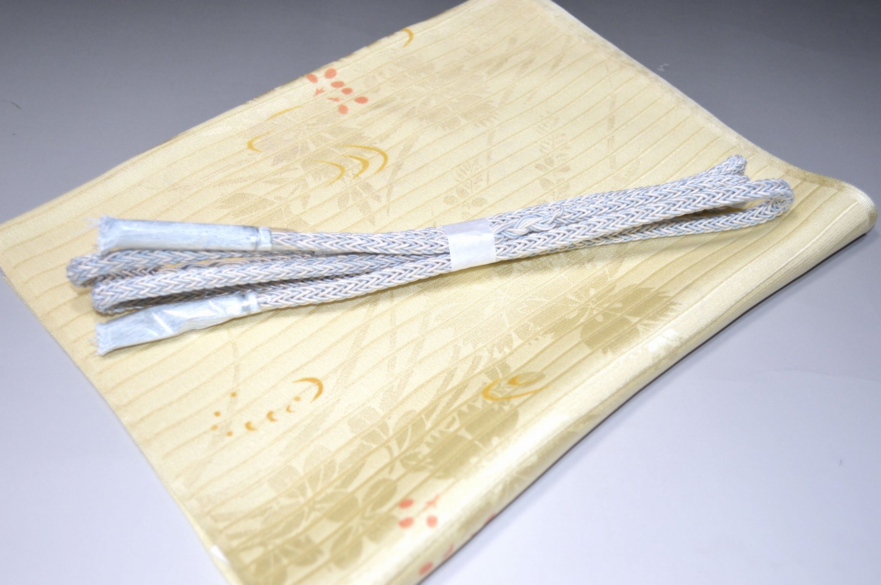 白色帯締め・帯揚げ 日本製帯〆帯揚げ 正装向き帯〆・帯揚げ お買い得帯締め・帯揚げ ゆるぎ帯締め・帯揚げ 夏帯〆・帯揚げ お洒落平帯〆・帯揚げ 特選金帯締め・帯揚げ 長尺の帯〆・帯揚げ お洒落帯締め・帯揚げ 箱入り・帯締め帯揚げ 振り袖帯〆・帯揚げ 紗帯〆・帯揚げセット 夏物の長尺帯〆・帯揚げ 重ね衿セール 100円均一セール会場 舞扇コーナー 小袋帯・半幅帯 プライスダウンSALE 帯・きもの・袴セール 帯締めセールコーナー 帯揚げセール 帯留めセール 三分紐セール 半襟セールコーナー 胴裏・八掛・羽裏・端布 草履・バック・set キモノお手入れグッツ 足袋・肌着セール 和装小物セール 　　素材 絹100％（金糸を除く） 着用可能きもの つむぎ・小紋・小紋訪問着・江戸小紋・色無地 付下げ・訪問着 着用可能帯 名古屋帯（セミフォーマル+カジュアル） 京袋名古屋帯・袋帯 着用時期 単衣時期と夏物時期に利用できます。 金糸なしタイプの帯締めを利用しているので 正装用にもおしゃれ着用にもご利用頂ける品物です。 関連商品 ネットショップ最大級センダイヤの 帯締め・帯揚げセットコーナー 備考 基本的に難なしの品物となっておりますが 糸浮き等の不具合はある可能性がございますので 予めご了承ください。 大シミ、欠陥があった場合 一週間以内のお品の場合のみ 返品対応させていただきます。 ※一週間を過ぎた場合は対応できかねます。 ディスプレイ、撮影時のカメラの関係上 画像と実物の色が多少 異なる可能性がございます。 ご購入後のお色が異なる等のキャンセルは お断りしておりますので気になる方は ご購入前に必ずご質問ください。