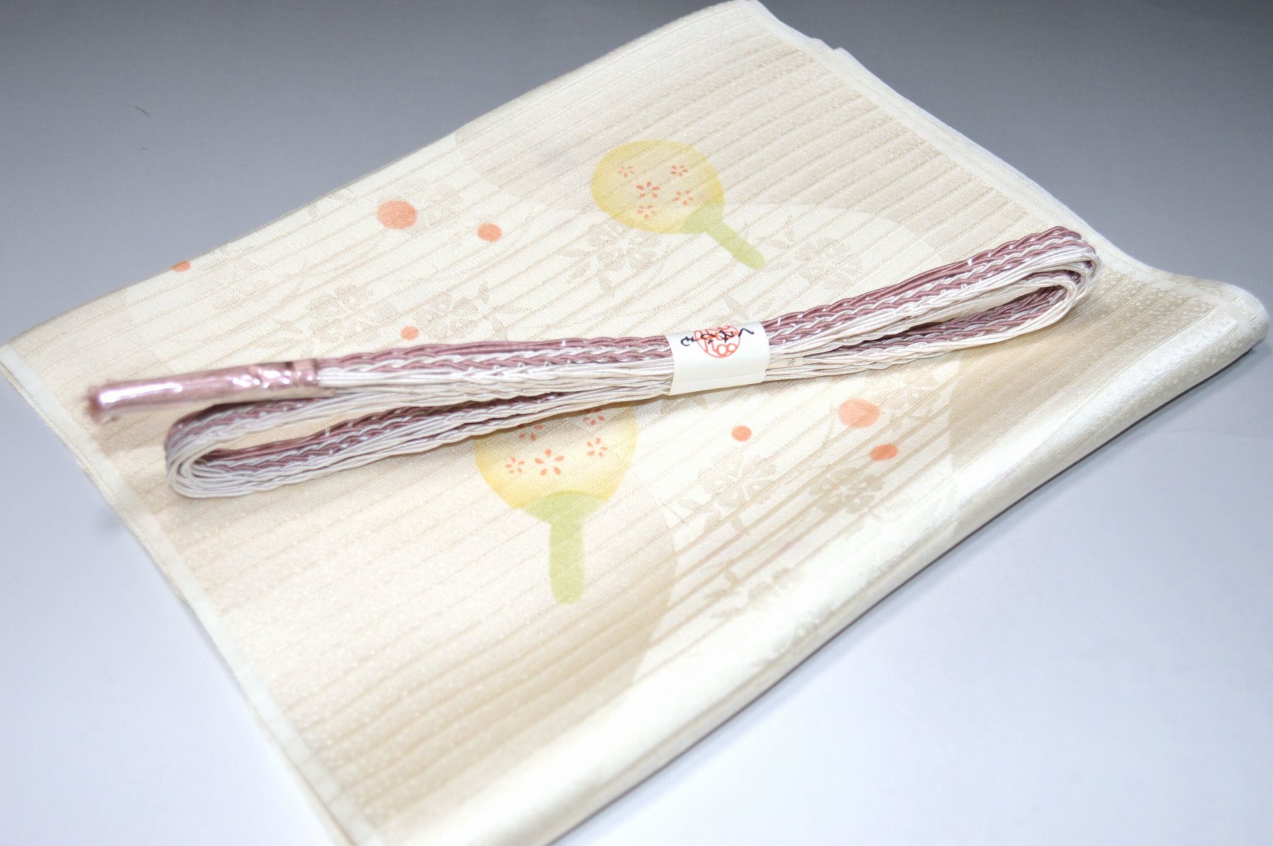 白色帯締め・帯揚げ 日本製帯〆帯揚げ 正装向き帯〆・帯揚げ お買い得帯締め・帯揚げ ゆるぎ帯締め・帯揚げ 夏帯〆・帯揚げ お洒落平帯〆・帯揚げ 特選金帯締め・帯揚げ 長尺の帯〆・帯揚げ お洒落帯締め・帯揚げ 箱入り・帯締め帯揚げ 振り袖帯〆・帯揚げ 紗帯〆・帯揚げセット 夏物の長尺帯〆・帯揚げ 重ね衿セール 100円均一セール会場 舞扇コーナー 小袋帯・半幅帯 プライスダウンSALE 帯・きもの・袴セール 帯締めセールコーナー 帯揚げセール 帯留めセール 三分紐セール 半襟セールコーナー 胴裏・八掛・羽裏・端布 草履・バック・set キモノお手入れグッツ 足袋・肌着セール 和装小物セール 　　素材 絹100％（金糸を除く） 着用可能きもの つむぎ・小紋・小紋訪問着・江戸小紋・色無地 付下げ・訪問着 着用可能帯 名古屋帯（セミフォーマル+カジュアル） 京袋名古屋帯・袋帯 着用時期 単衣時期と夏物時期に利用できます。 金糸なしタイプの帯締めを利用しているので 正装用にもおしゃれ着用にもご利用頂ける品物です。 関連商品 ネットショップ最大級センダイヤの 帯締め・帯揚げセットコーナー 備考 基本的に難なしの品物となっておりますが 糸浮き等の不具合はある可能性がございますので 予めご了承ください。 大シミ、欠陥があった場合 一週間以内のお品の場合のみ 返品対応させていただきます。 ※一週間を過ぎた場合は対応できかねます。 ディスプレイ、撮影時のカメラの関係上 画像と実物の色が多少 異なる可能性がございます。 ご購入後のお色が異なる等のキャンセルは お断りしておりますので気になる方は ご購入前に必ずご質問ください。