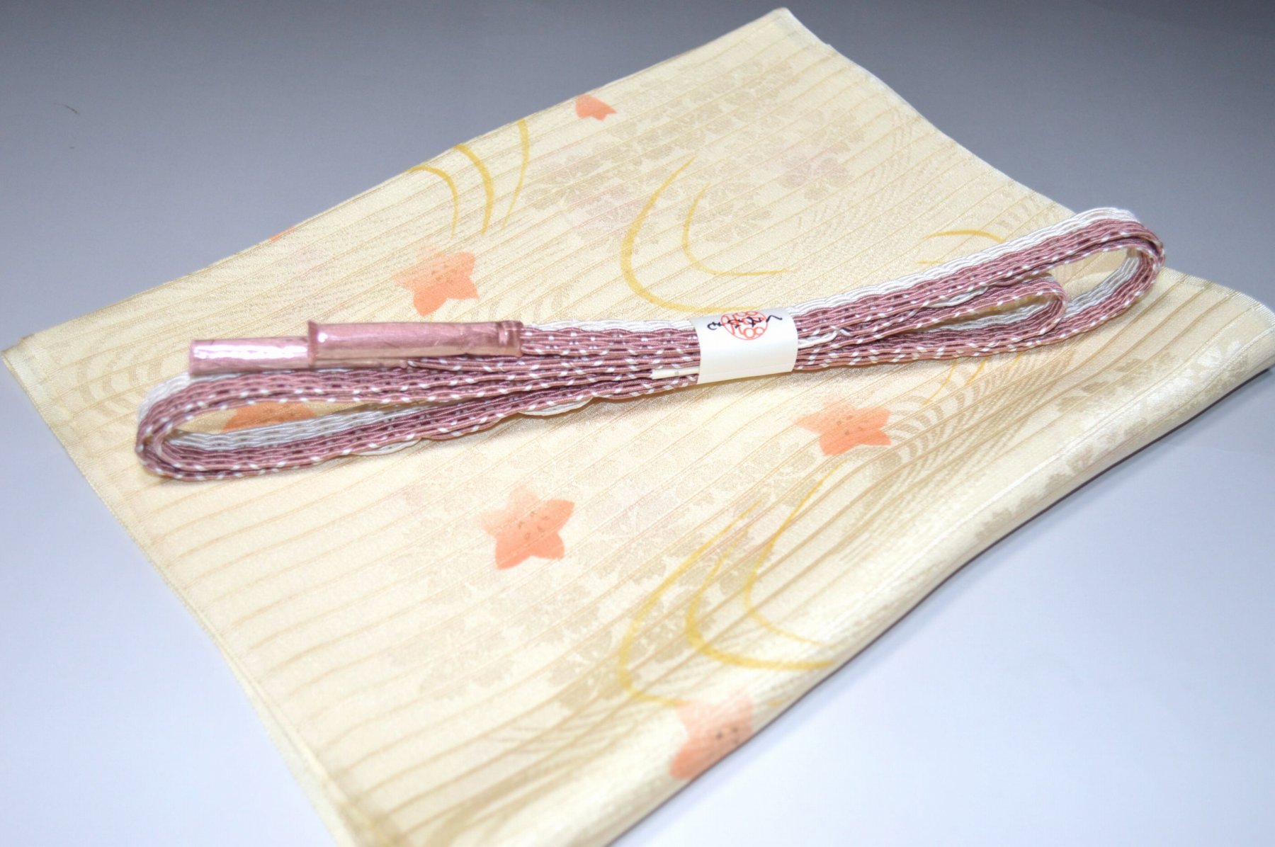 白色帯締め・帯揚げ 日本製帯〆帯揚げ 正装向き帯〆・帯揚げ お買い得帯締め・帯揚げ ゆるぎ帯締め・帯揚げ 夏帯〆・帯揚げ お洒落平帯〆・帯揚げ 特選金帯締め・帯揚げ 長尺の帯〆・帯揚げ お洒落帯締め・帯揚げ 箱入り・帯締め帯揚げ 振り袖帯〆・帯揚げ 紗帯〆・帯揚げセット 夏物の長尺帯〆・帯揚げ 重ね衿セール 100円均一セール会場 舞扇コーナー 小袋帯・半幅帯 プライスダウンSALE 帯・きもの・袴セール 帯締めセールコーナー 帯揚げセール 帯留めセール 三分紐セール 半襟セールコーナー 胴裏・八掛・羽裏・端布 草履・バック・set キモノお手入れグッツ 足袋・肌着セール 和装小物セール 　　素材 絹100％（金糸を除く） 着用可能きもの つむぎ・小紋・小紋訪問着・江戸小紋・色無地 付下げ・訪問着 着用可能帯 名古屋帯（セミフォーマル+カジュアル） 京袋名古屋帯・袋帯 着用時期 単衣時期と夏物時期に利用できます。 金糸なしタイプの帯締めを利用しているので 正装用にもおしゃれ着用にもご利用頂ける品物です。 関連商品 ネットショップ最大級センダイヤの 帯締め・帯揚げセットコーナー 備考 基本的に難なしの品物となっておりますが 糸浮き等の不具合はある可能性がございますので 予めご了承ください。 大シミ、欠陥があった場合 一週間以内のお品の場合のみ 返品対応させていただきます。 ※一週間を過ぎた場合は対応できかねます。 ディスプレイ、撮影時のカメラの関係上 画像と実物の色が多少 異なる可能性がございます。 ご購入後のお色が異なる等のキャンセルは お断りしておりますので気になる方は ご購入前に必ずご質問ください。
