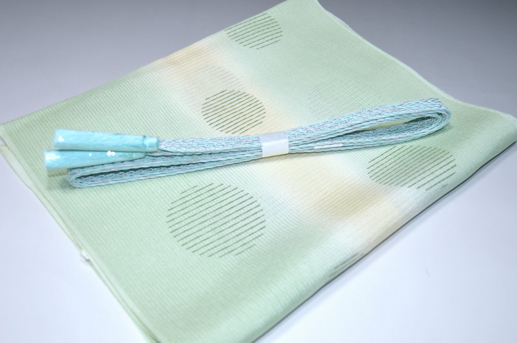 白色帯締め・帯揚げ 日本製帯〆帯揚げ 正装向き帯〆・帯揚げ お買い得帯締め・帯揚げ ゆるぎ帯締め・帯揚げ 夏帯〆・帯揚げ お洒落平帯〆・帯揚げ 特選金帯締め・帯揚げ 長尺の帯〆・帯揚げ お洒落帯締め・帯揚げ 箱入り・帯締め帯揚げ 振り袖帯〆・帯揚げ 紗帯〆・帯揚げセット 夏物の長尺帯〆・帯揚げ 重ね衿セール 100円均一セール会場 舞扇コーナー 小袋帯・半幅帯 プライスダウンSALE 帯・きもの・袴セール 帯締めセールコーナー 帯揚げセール 帯留めセール 三分紐セール 半襟セールコーナー 胴裏・八掛・羽裏・端布 草履・バック・set キモノお手入れグッツ 足袋・肌着セール 和装小物セール 　　素材 絹100％（金糸を除く） 着用可能きもの つむぎ・小紋・小紋訪問着・江戸小紋・色無地 付下げ・訪問着 着用可能帯 名古屋帯（セミフォーマル+カジュアル） 京袋名古屋帯・袋帯 着用時期 単衣時期と夏物時期に利用できます。 金糸なしタイプの帯締めを利用しているので 正装用にもおしゃれ着用にもご利用頂ける品物です。 関連商品 ネットショップ最大級センダイヤの 帯締め・帯揚げセットコーナー 備考 基本的に難なしの品物となっておりますが 糸浮き等の不具合はある可能性がございますので 予めご了承ください。 大シミ、欠陥があった場合 一週間以内のお品の場合のみ 返品対応させていただきます。 ※一週間を過ぎた場合は対応できかねます。 ディスプレイ、撮影時のカメラの関係上 画像と実物の色が多少 異なる可能性がございます。 ご購入後のお色が異なる等のキャンセルは お断りしておりますので気になる方は ご購入前に必ずご質問ください。