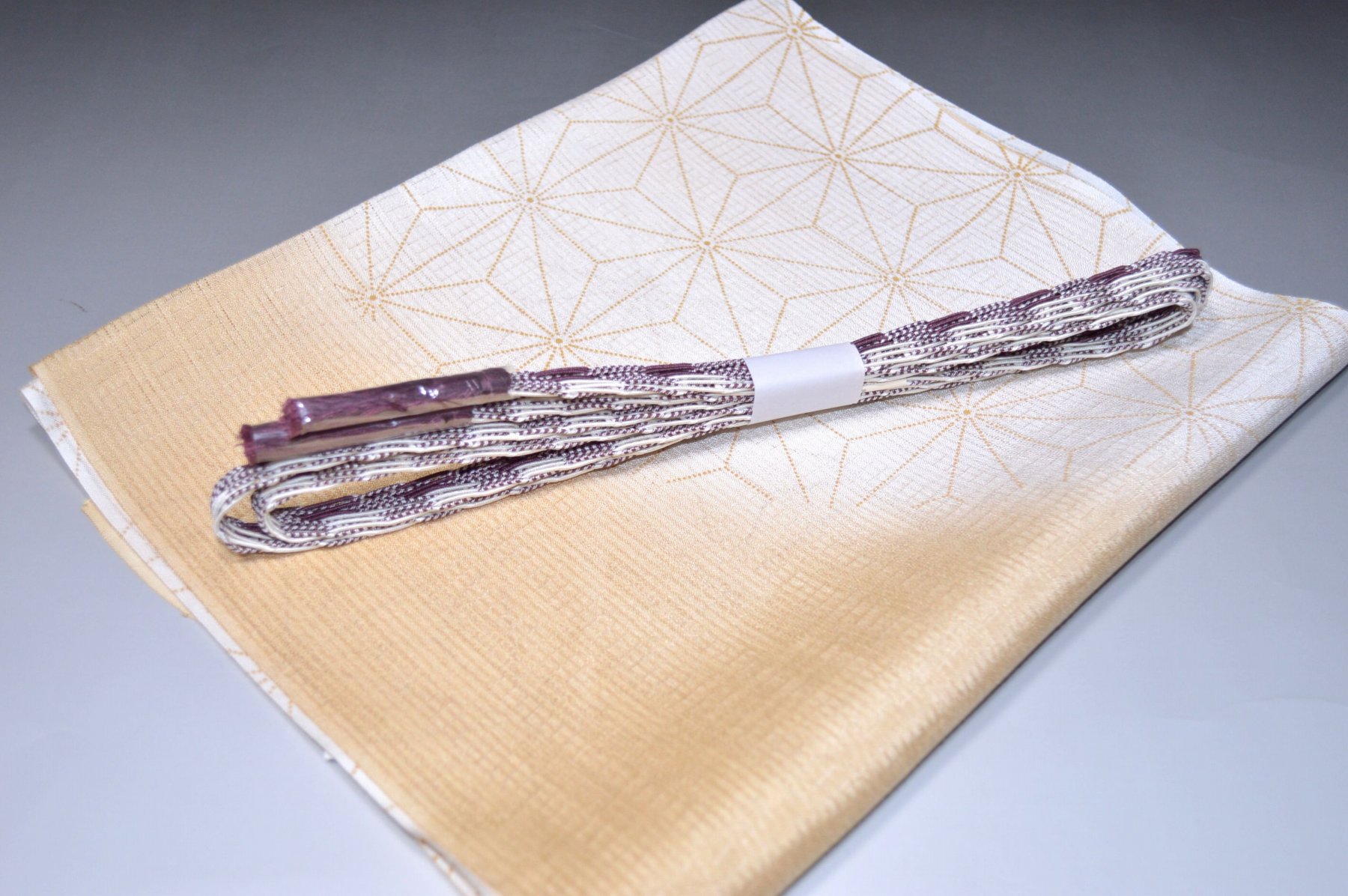 白色帯締め・帯揚げ 日本製帯〆帯揚げ 正装向き帯〆・帯揚げ お買い得帯締め・帯揚げ ゆるぎ帯締め・帯揚げ 夏帯〆・帯揚げ お洒落平帯〆・帯揚げ 特選金帯締め・帯揚げ 長尺の帯〆・帯揚げ お洒落帯締め・帯揚げ 箱入り・帯締め帯揚げ 振り袖帯〆・帯揚げ 紗帯〆・帯揚げセット 夏物の長尺帯〆・帯揚げ 重ね衿セール 100円均一セール会場 舞扇コーナー 小袋帯・半幅帯 プライスダウンSALE 帯・きもの・袴セール 帯締めセールコーナー 帯揚げセール 帯留めセール 三分紐セール 半襟セールコーナー 胴裏・八掛・羽裏・端布 草履・バック・set キモノお手入れグッツ 足袋・肌着セール 和装小物セール 　　素材 絹100％（金糸を除く） 着用可能きもの つむぎ・小紋・小紋訪問着・江戸小紋・色無地 付下げ・訪問着 着用可能帯 名古屋帯（セミフォーマル+カジュアル） 京袋名古屋帯・袋帯 着用時期 単衣時期と夏物時期に利用できます。 金糸なしタイプの帯締めを利用しているので 正装用にもおしゃれ着用にもご利用頂ける品物です。 関連商品 ネットショップ最大級センダイヤの 帯締め・帯揚げセットコーナー 備考 基本的に難なしの品物となっておりますが 糸浮き等の不具合はある可能性がございますので 予めご了承ください。 大シミ、欠陥があった場合 一週間以内のお品の場合のみ 返品対応させていただきます。 ※一週間を過ぎた場合は対応できかねます。 ディスプレイ、撮影時のカメラの関係上 画像と実物の色が多少 異なる可能性がございます。 ご購入後のお色が異なる等のキャンセルは お断りしておりますので気になる方は ご購入前に必ずご質問ください。