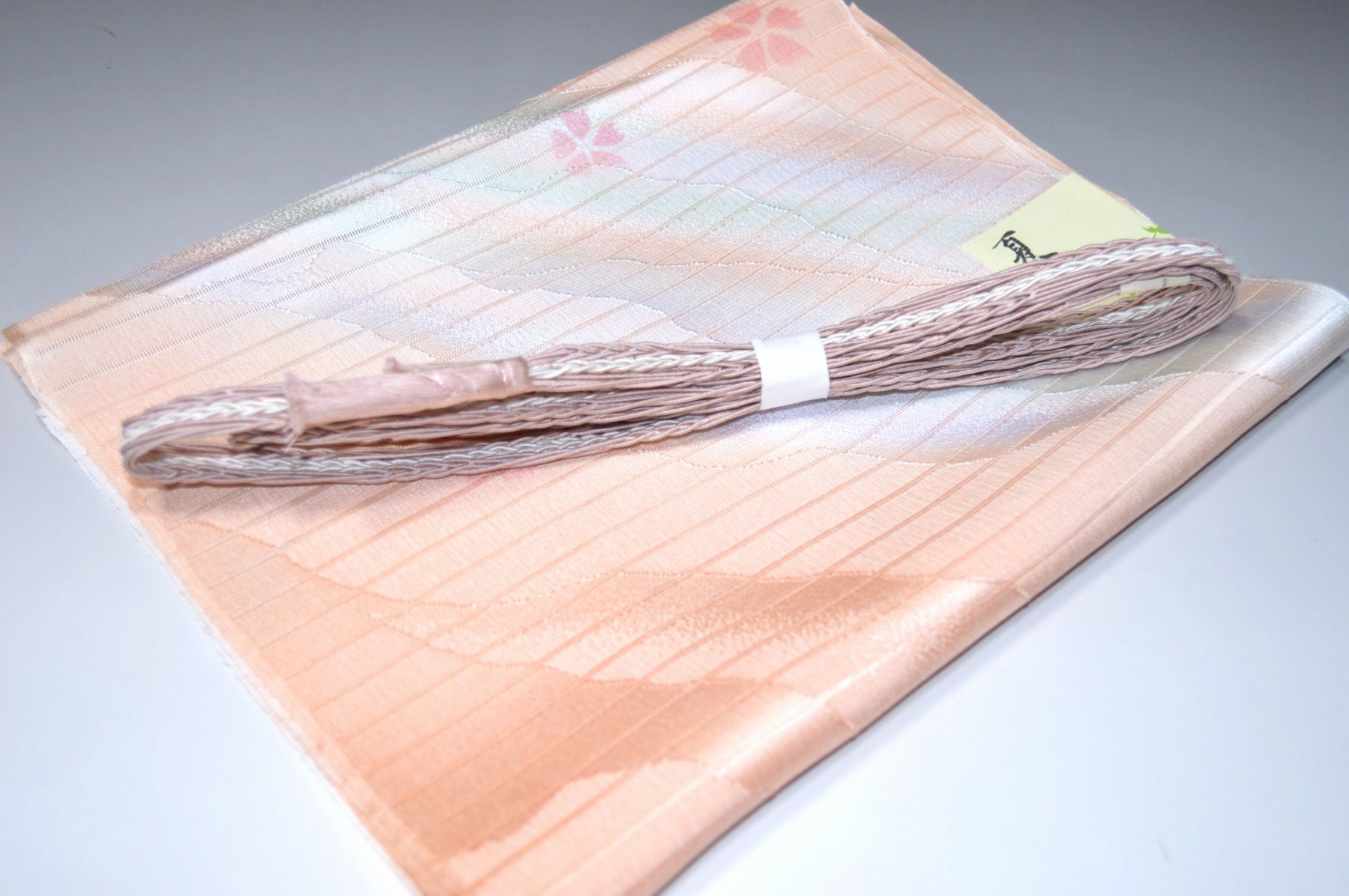 白色帯締め・帯揚げ 日本製帯〆帯揚げ 正装向き帯〆・帯揚げ お買い得帯締め・帯揚げ ゆるぎ帯締め・帯揚げ 夏帯〆・帯揚げ お洒落平帯〆・帯揚げ 特選金帯締め・帯揚げ 長尺の帯〆・帯揚げ お洒落帯締め・帯揚げ 箱入り・帯締め帯揚げ 振り袖帯〆・帯揚げ 紗帯〆・帯揚げセット 夏物の長尺帯〆・帯揚げ 重ね衿セール 100円均一セール会場 舞扇コーナー 小袋帯・半幅帯 プライスダウンSALE 帯・きもの・袴セール 帯締めセールコーナー 帯揚げセール 帯留めセール 三分紐セール 半襟セールコーナー 胴裏・八掛・羽裏・端布 草履・バック・set キモノお手入れグッツ 足袋・肌着セール 和装小物セール 　　素材 絹100％（金糸を除く） 着用可能きもの つむぎ・小紋・小紋訪問着・江戸小紋・色無地 付下げ・訪問着 着用可能帯 名古屋帯（セミフォーマル+カジュアル） 京袋名古屋帯・袋帯 着用時期 単衣時期と夏物時期に利用できます。 金糸なしタイプの帯締めを利用しているので 正装用にもおしゃれ着用にもご利用頂ける品物です。 関連商品 ネットショップ最大級センダイヤの 帯締め・帯揚げセットコーナー 備考 基本的に難なしの品物となっておりますが 糸浮き等の不具合はある可能性がございますので 予めご了承ください。 大シミ、欠陥があった場合 一週間以内のお品の場合のみ 返品対応させていただきます。 ※一週間を過ぎた場合は対応できかねます。 ディスプレイ、撮影時のカメラの関係上 画像と実物の色が多少 異なる可能性がございます。 ご購入後のお色が異なる等のキャンセルは お断りしておりますので気になる方は ご購入前に必ずご質問ください。