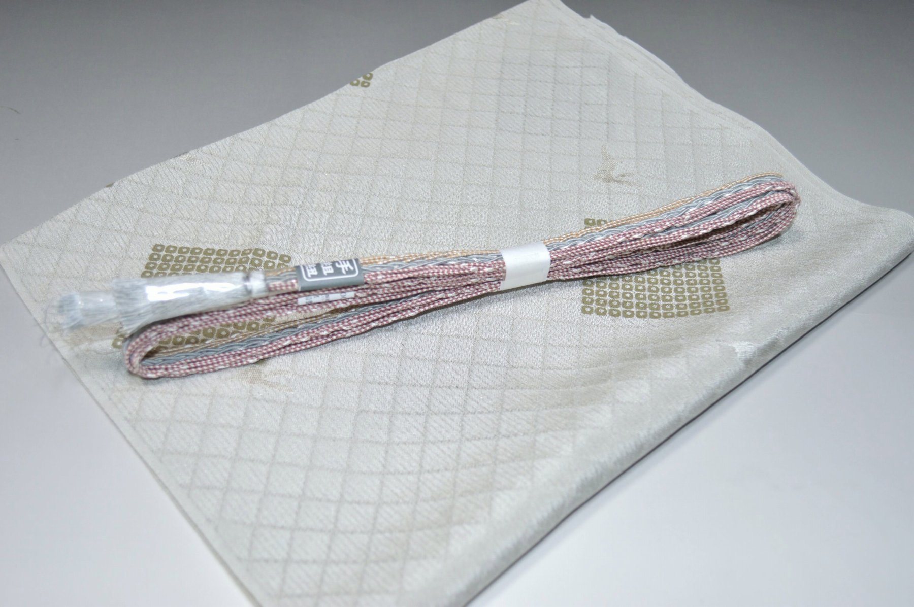 白色帯締め・帯揚げ 日本製帯〆帯揚げ 正装向き帯〆・帯揚げ お買い得帯締め・帯揚げ ゆるぎ帯締め・帯揚げ 夏帯〆・帯揚げ お洒落平帯〆・帯揚げ 特選金帯締め・帯揚げ 長尺の帯〆・帯揚げ お洒落帯締め・帯揚げ 箱入り・帯締め帯揚げ 振り袖帯〆・帯揚げ 紗帯〆・帯揚げセット 夏物の長尺帯〆・帯揚げ 重ね衿セール 100円均一セール会場 舞扇コーナー 小袋帯・半幅帯 プライスダウンSALE 帯・きもの・袴セール 帯締めセールコーナー 帯揚げセール 帯留めセール 三分紐セール 半襟セールコーナー 胴裏・八掛・羽裏・端布 草履・バック・set キモノお手入れグッツ 足袋・肌着セール 和装小物セール 　　素材 絹100％（金糸を除く） 着用可能きもの つむぎ・小紋・小紋訪問着・江戸小紋・色無地 付下げ・訪問着 着用可能帯 名古屋帯（セミフォーマル+カジュアル） 京袋名古屋帯・袋帯 着用時期 単衣時期と夏物時期に利用できます。 金糸なしタイプの帯締めを利用しているので 正装用にもおしゃれ着用にもご利用頂ける品物です。 関連商品 ネットショップ最大級センダイヤの 帯締め・帯揚げセットコーナー 備考 基本的に難なしの品物となっておりますが 糸浮き等の不具合はある可能性がございますので 予めご了承ください。 大シミ、欠陥があった場合 一週間以内のお品の場合のみ 返品対応させていただきます。 ※一週間を過ぎた場合は対応できかねます。 ディスプレイ、撮影時のカメラの関係上 画像と実物の色が多少 異なる可能性がございます。 ご購入後のお色が異なる等のキャンセルは お断りしておりますので気になる方は ご購入前に必ずご質問ください。