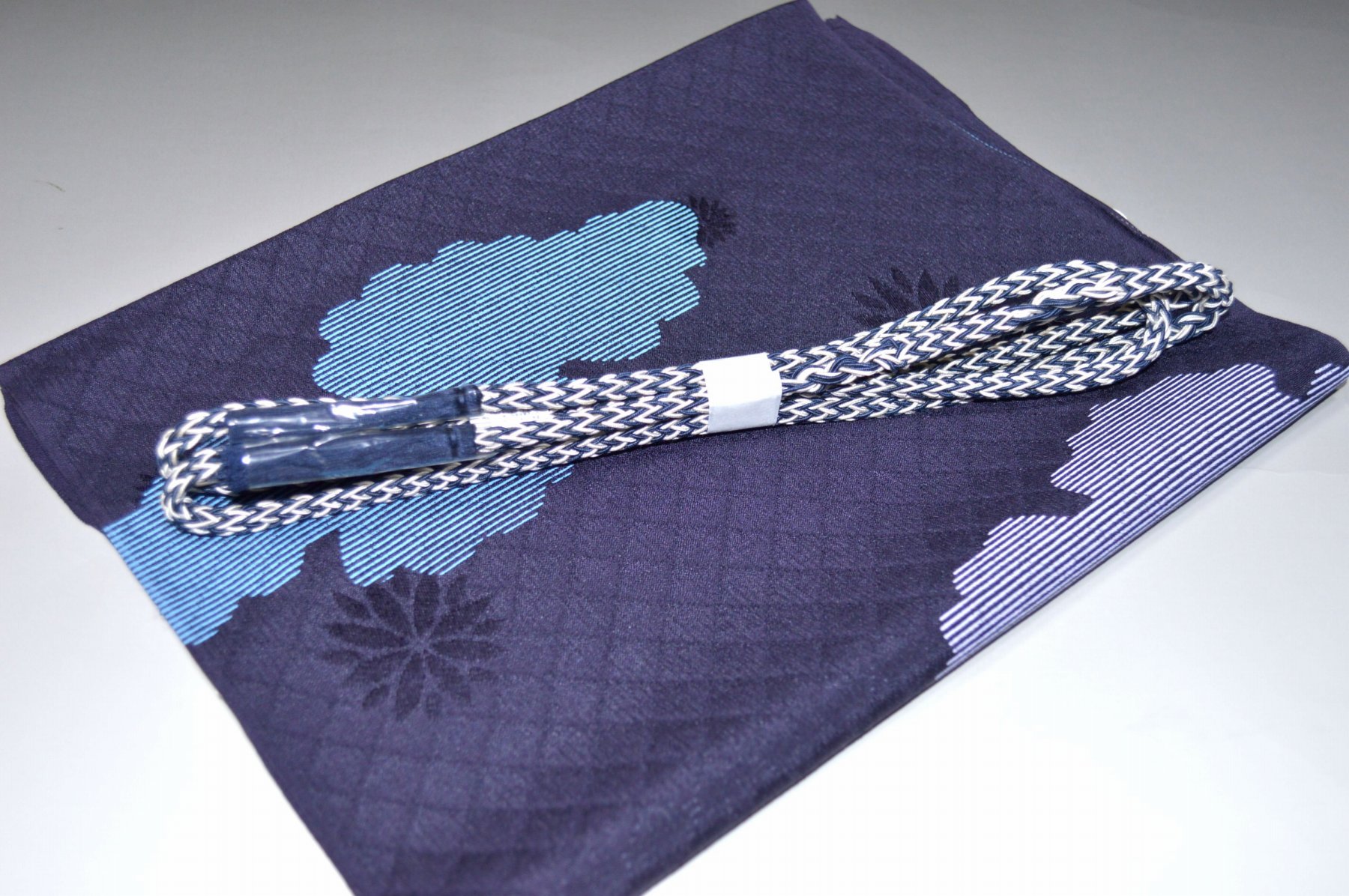 白色帯締め・帯揚げ 日本製帯〆帯揚げ 正装向き帯〆・帯揚げ お買い得帯締め・帯揚げ ゆるぎ帯締め・帯揚げ 夏帯〆・帯揚げ お洒落平帯〆・帯揚げ 特選金帯締め・帯揚げ 長尺の帯〆・帯揚げ お洒落帯締め・帯揚げ 箱入り・帯締め帯揚げ 振り袖帯〆・帯揚げ 紗帯〆・帯揚げセット 夏物の長尺帯〆・帯揚げ 重ね衿セール 100円均一セール会場 舞扇コーナー 小袋帯・半幅帯 プライスダウンSALE 帯・きもの・袴セール 帯締めセールコーナー 帯揚げセール 帯留めセール 三分紐セール 半襟セールコーナー 胴裏・八掛・羽裏・端布 草履・バック・set キモノお手入れグッツ 足袋・肌着セール 和装小物セール 　　素材 絹100％（金糸を除く） 着用可能きもの つむぎ・小紋・小紋訪問着・江戸小紋・色無地 付下げ・訪問着 着用可能帯 名古屋帯（セミフォーマル+カジュアル） 京袋名古屋帯・袋帯 着用時期 単衣時期と夏物時期に利用できます。 金糸なしタイプの帯締めを利用しているので 正装用にもおしゃれ着用にもご利用頂ける品物です。 関連商品 ネットショップ最大級センダイヤの 帯締め・帯揚げセットコーナー 備考 基本的に難なしの品物となっておりますが 糸浮き等の不具合はある可能性がございますので 予めご了承ください。 大シミ、欠陥があった場合 一週間以内のお品の場合のみ 返品対応させていただきます。 ※一週間を過ぎた場合は対応できかねます。 ディスプレイ、撮影時のカメラの関係上 画像と実物の色が多少 異なる可能性がございます。 ご購入後のお色が異なる等のキャンセルは お断りしておりますので気になる方は ご購入前に必ずご質問ください。