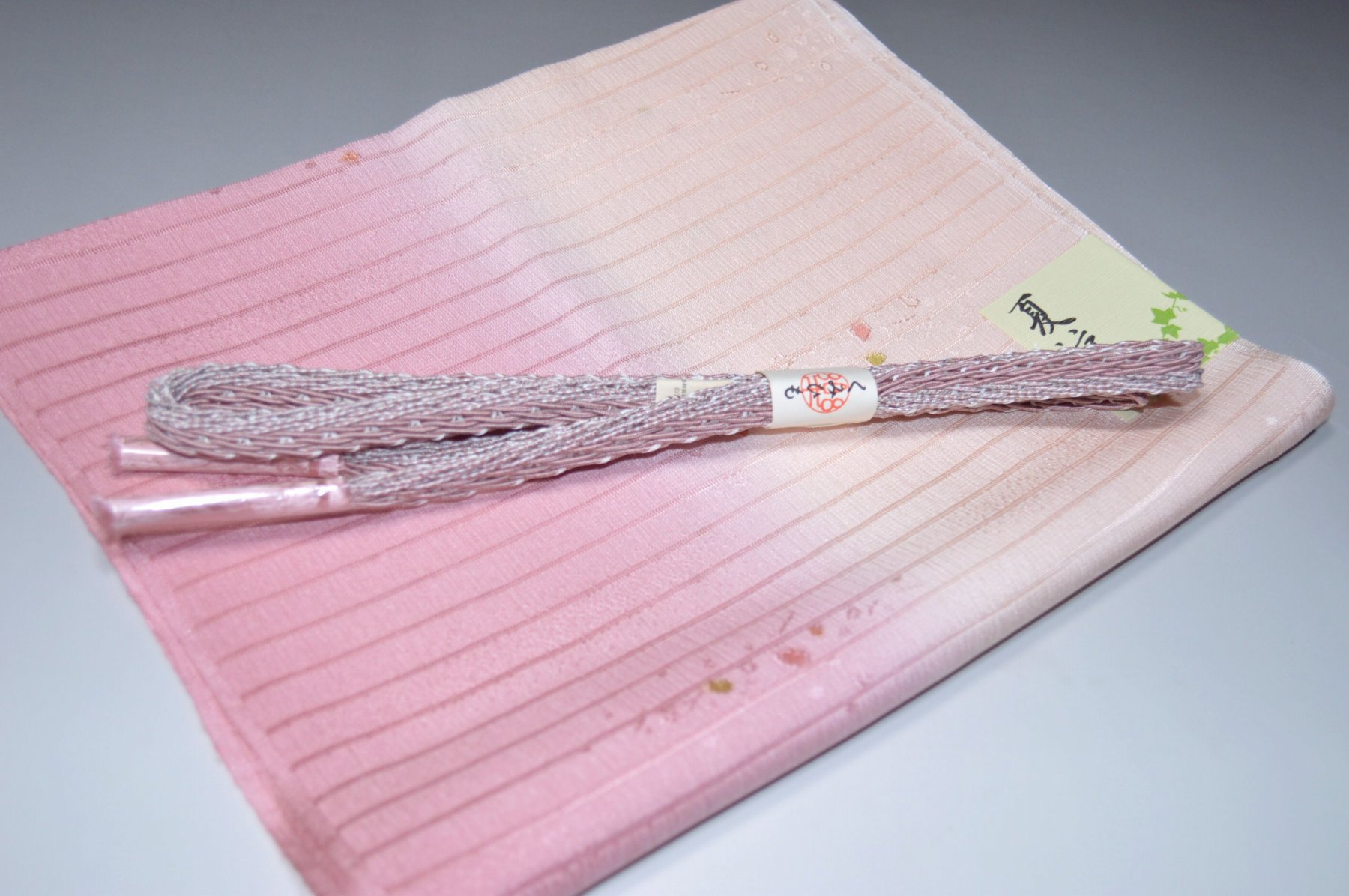 白色帯締め・帯揚げ 日本製帯〆帯揚げ 正装向き帯〆・帯揚げ お買い得帯締め・帯揚げ ゆるぎ帯締め・帯揚げ 夏帯〆・帯揚げ お洒落平帯〆・帯揚げ 特選金帯締め・帯揚げ 長尺の帯〆・帯揚げ お洒落帯締め・帯揚げ 箱入り・帯締め帯揚げ 振り袖帯〆・帯揚げ 紗帯〆・帯揚げセット 夏物の長尺帯〆・帯揚げ 重ね衿セール 100円均一セール会場 舞扇コーナー 小袋帯・半幅帯 プライスダウンSALE 帯・きもの・袴セール 帯締めセールコーナー 帯揚げセール 帯留めセール 三分紐セール 半襟セールコーナー 胴裏・八掛・羽裏・端布 草履・バック・set キモノお手入れグッツ 足袋・肌着セール 和装小物セール 　　素材 絹100％（金糸を除く） 着用可能きもの つむぎ・小紋・小紋訪問着・江戸小紋・色無地 付下げ・訪問着 着用可能帯 名古屋帯（セミフォーマル+カジュアル） 京袋名古屋帯・袋帯 着用時期 単衣時期と夏物時期に利用できます。 金糸なしタイプの帯締めを利用しているので 正装用にもおしゃれ着用にもご利用頂ける品物です。 関連商品 ネットショップ最大級センダイヤの 帯締め・帯揚げセットコーナー 備考 基本的に難なしの品物となっておりますが 糸浮き等の不具合はある可能性がございますので 予めご了承ください。 大シミ、欠陥があった場合 一週間以内のお品の場合のみ 返品対応させていただきます。 ※一週間を過ぎた場合は対応できかねます。 ディスプレイ、撮影時のカメラの関係上 画像と実物の色が多少 異なる可能性がございます。 ご購入後のお色が異なる等のキャンセルは お断りしておりますので気になる方は ご購入前に必ずご質問ください。