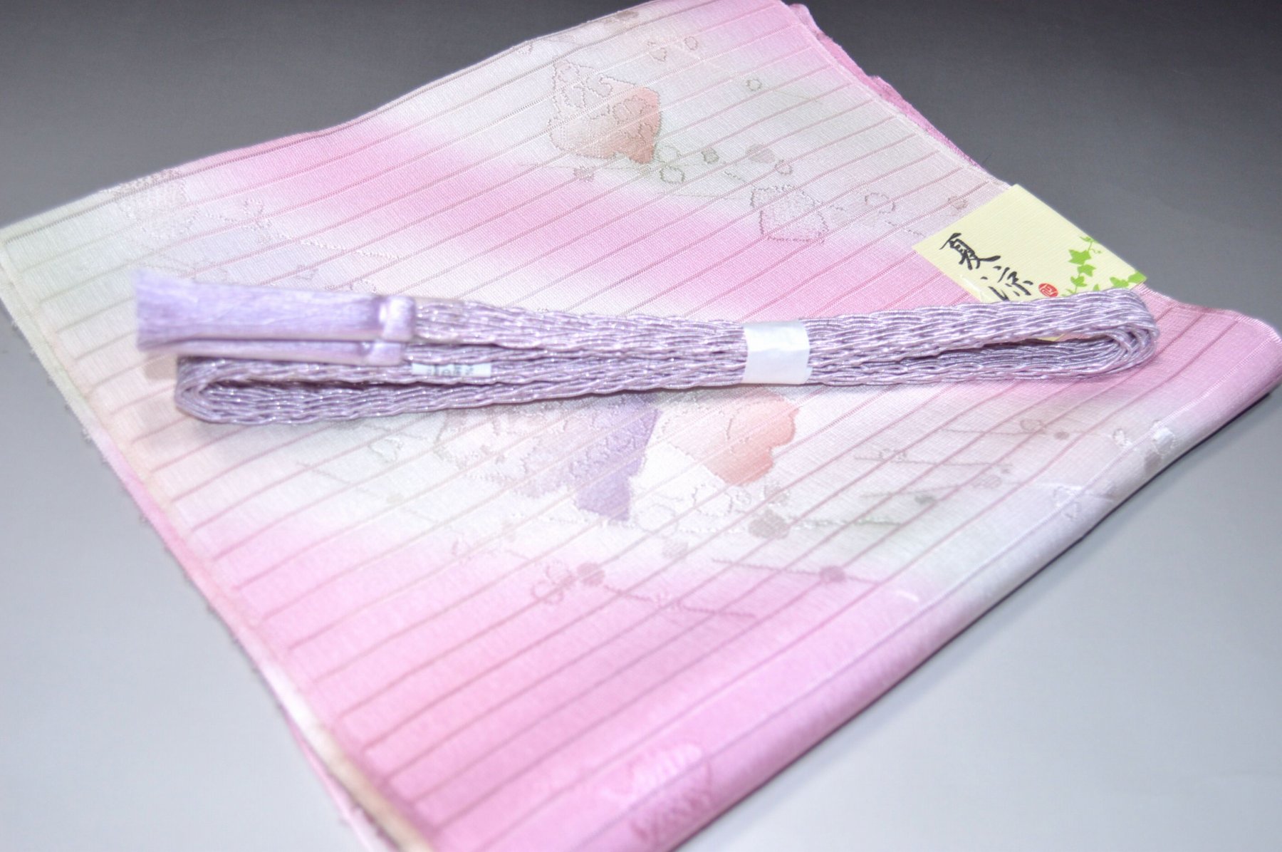 白色帯締め・帯揚げ 日本製帯〆帯揚げ 正装向き帯〆・帯揚げ お買い得帯締め・帯揚げ ゆるぎ帯締め・帯揚げ 夏帯〆・帯揚げ お洒落平帯〆・帯揚げ 特選金帯締め・帯揚げ 長尺の帯〆・帯揚げ お洒落帯締め・帯揚げ 箱入り・帯締め帯揚げ 振り袖帯〆・帯揚げ 紗帯〆・帯揚げセット 夏物の長尺帯〆・帯揚げ 重ね衿セール 100円均一セール会場 舞扇コーナー 小袋帯・半幅帯 プライスダウンSALE 帯・きもの・袴セール 帯締めセールコーナー 帯揚げセール 帯留めセール 三分紐セール 半襟セールコーナー 胴裏・八掛・羽裏・端布 草履・バック・set キモノお手入れグッツ 足袋・肌着セール 和装小物セール 　　素材 絹100％（金糸を除く） 着用可能きもの つむぎ・小紋・小紋訪問着・江戸小紋・色無地 付下げ・訪問着 着用可能帯 名古屋帯（セミフォーマル+カジュアル） 京袋名古屋帯・袋帯 着用時期 単衣時期と夏物時期に利用できます。 金糸なしタイプの帯締めを利用しているので 正装用にもおしゃれ着用にもご利用頂ける品物です。 関連商品 ネットショップ最大級センダイヤの 帯締め・帯揚げセットコーナー 備考 基本的に難なしの品物となっておりますが 糸浮き等の不具合はある可能性がございますので 予めご了承ください。 大シミ、欠陥があった場合 一週間以内のお品の場合のみ 返品対応させていただきます。 ※一週間を過ぎた場合は対応できかねます。 ディスプレイ、撮影時のカメラの関係上 画像と実物の色が多少 異なる可能性がございます。 ご購入後のお色が異なる等のキャンセルは お断りしておりますので気になる方は ご購入前に必ずご質問ください。