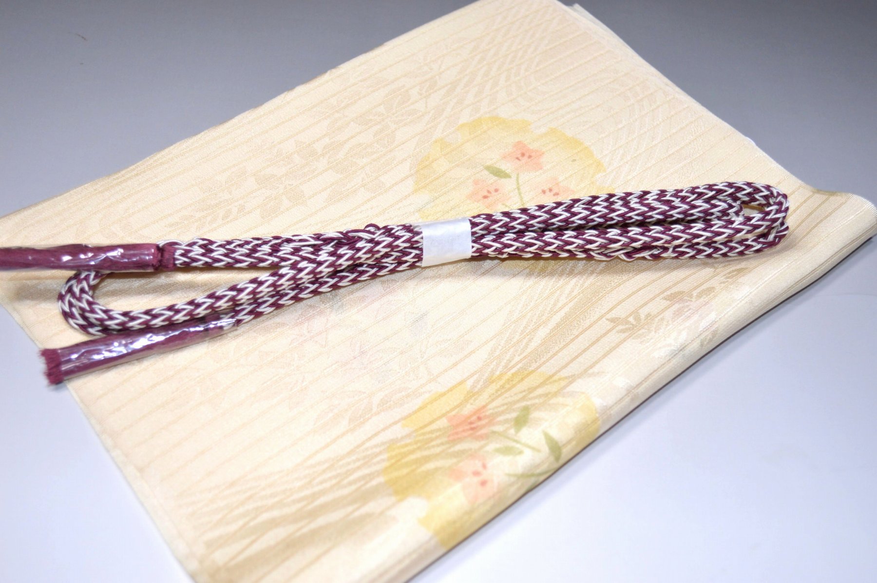 白色帯締め・帯揚げ 日本製帯〆帯揚げ 正装向き帯〆・帯揚げ お買い得帯締め・帯揚げ ゆるぎ帯締め・帯揚げ 夏帯〆・帯揚げ お洒落平帯〆・帯揚げ 特選金帯締め・帯揚げ 長尺の帯〆・帯揚げ お洒落帯締め・帯揚げ 箱入り・帯締め帯揚げ 振り袖帯〆・帯揚げ 紗帯〆・帯揚げセット 夏物の長尺帯〆・帯揚げ 重ね衿セール 100円均一セール会場 舞扇コーナー 小袋帯・半幅帯 プライスダウンSALE 帯・きもの・袴セール 帯締めセールコーナー 帯揚げセール 帯留めセール 三分紐セール 半襟セールコーナー 胴裏・八掛・羽裏・端布 草履・バック・set キモノお手入れグッツ 足袋・肌着セール 和装小物セール 　　素材 絹100％（金糸を除く） 着用可能きもの つむぎ・小紋・小紋訪問着・江戸小紋・色無地 付下げ・訪問着 着用可能帯 名古屋帯（セミフォーマル+カジュアル） 京袋名古屋帯・袋帯 着用時期 単衣時期と夏物時期に利用できます。 金糸なしタイプの帯締めを利用しているので 正装用にもおしゃれ着用にもご利用頂ける品物です。 関連商品 ネットショップ最大級センダイヤの 帯締め・帯揚げセットコーナー 備考 基本的に難なしの品物となっておりますが 糸浮き等の不具合はある可能性がございますので 予めご了承ください。 大シミ、欠陥があった場合 一週間以内のお品の場合のみ 返品対応させていただきます。 ※一週間を過ぎた場合は対応できかねます。 ディスプレイ、撮影時のカメラの関係上 画像と実物の色が多少 異なる可能性がございます。 ご購入後のお色が異なる等のキャンセルは お断りしておりますので気になる方は ご購入前に必ずご質問ください。