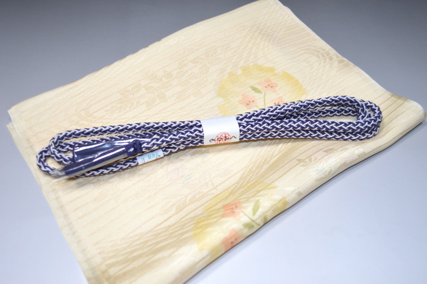 白色帯締め・帯揚げ 日本製帯〆帯揚げ 正装向き帯〆・帯揚げ お買い得帯締め・帯揚げ ゆるぎ帯締め・帯揚げ 夏帯〆・帯揚げ お洒落平帯〆・帯揚げ 特選金帯締め・帯揚げ 長尺の帯〆・帯揚げ お洒落帯締め・帯揚げ 箱入り・帯締め帯揚げ 振り袖帯〆・帯揚げ 紗帯〆・帯揚げセット 夏物の長尺帯〆・帯揚げ 重ね衿セール 100円均一セール会場 舞扇コーナー 小袋帯・半幅帯 プライスダウンSALE 帯・きもの・袴セール 帯締めセールコーナー 帯揚げセール 帯留めセール 三分紐セール 半襟セールコーナー 胴裏・八掛・羽裏・端布 草履・バック・set キモノお手入れグッツ 足袋・肌着セール 和装小物セール 　　素材 絹100％（金糸を除く） 着用可能きもの つむぎ・小紋・小紋訪問着・江戸小紋・色無地 付下げ・訪問着 着用可能帯 名古屋帯（セミフォーマル+カジュアル） 京袋名古屋帯・袋帯 着用時期 単衣時期と夏物時期に利用できます。 金糸なしタイプの帯締めを利用しているので 正装用にもおしゃれ着用にもご利用頂ける品物です。 関連商品 ネットショップ最大級センダイヤの 帯締め・帯揚げセットコーナー 備考 基本的に難なしの品物となっておりますが 糸浮き等の不具合はある可能性がございますので 予めご了承ください。 大シミ、欠陥があった場合 一週間以内のお品の場合のみ 返品対応させていただきます。 ※一週間を過ぎた場合は対応できかねます。 ディスプレイ、撮影時のカメラの関係上 画像と実物の色が多少 異なる可能性がございます。 ご購入後のお色が異なる等のキャンセルは お断りしておりますので気になる方は ご購入前に必ずご質問ください。