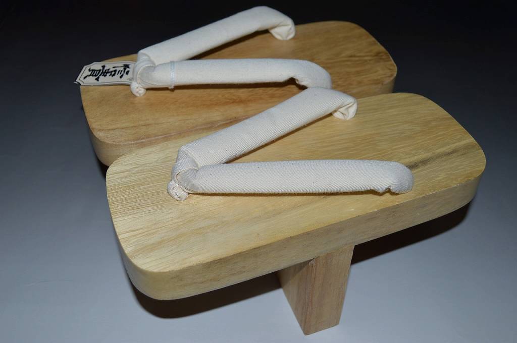 奈良【信貴】一本歯 高下駄天狗下駄 No.6511 (一本歯下駄/一枚歯下駄)歯の高下駄・きなり白鼻緒フリー 紳士用 メンズ げた 浴衣 ゆかた 男下駄 長さ25.5cm巾11cm高さ12.5cm台の厚み5.5cm【キモノ仙臺屋の和装小物特集】