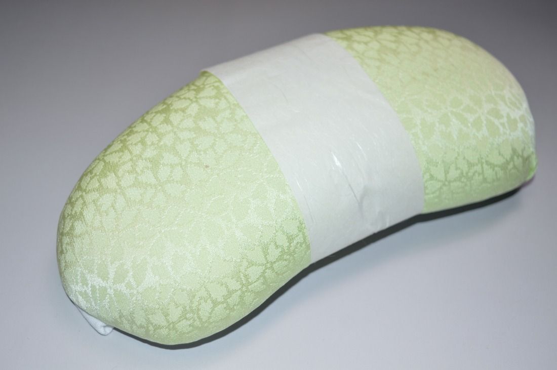 高級和装小物 正絹素材帯枕中サイズ 薄緑・桜柄 No.85中サイズ（紐付き） サイズ 縦 約8.5cm 横 約20.5cm 厚さ 約4.5cm 紐の長さ 片側 約57cm 日本製 着付け小物　着付けグッツ 振り袖着物着付け 結婚式着付け 入学式着物着付け 卒業式着物着付け